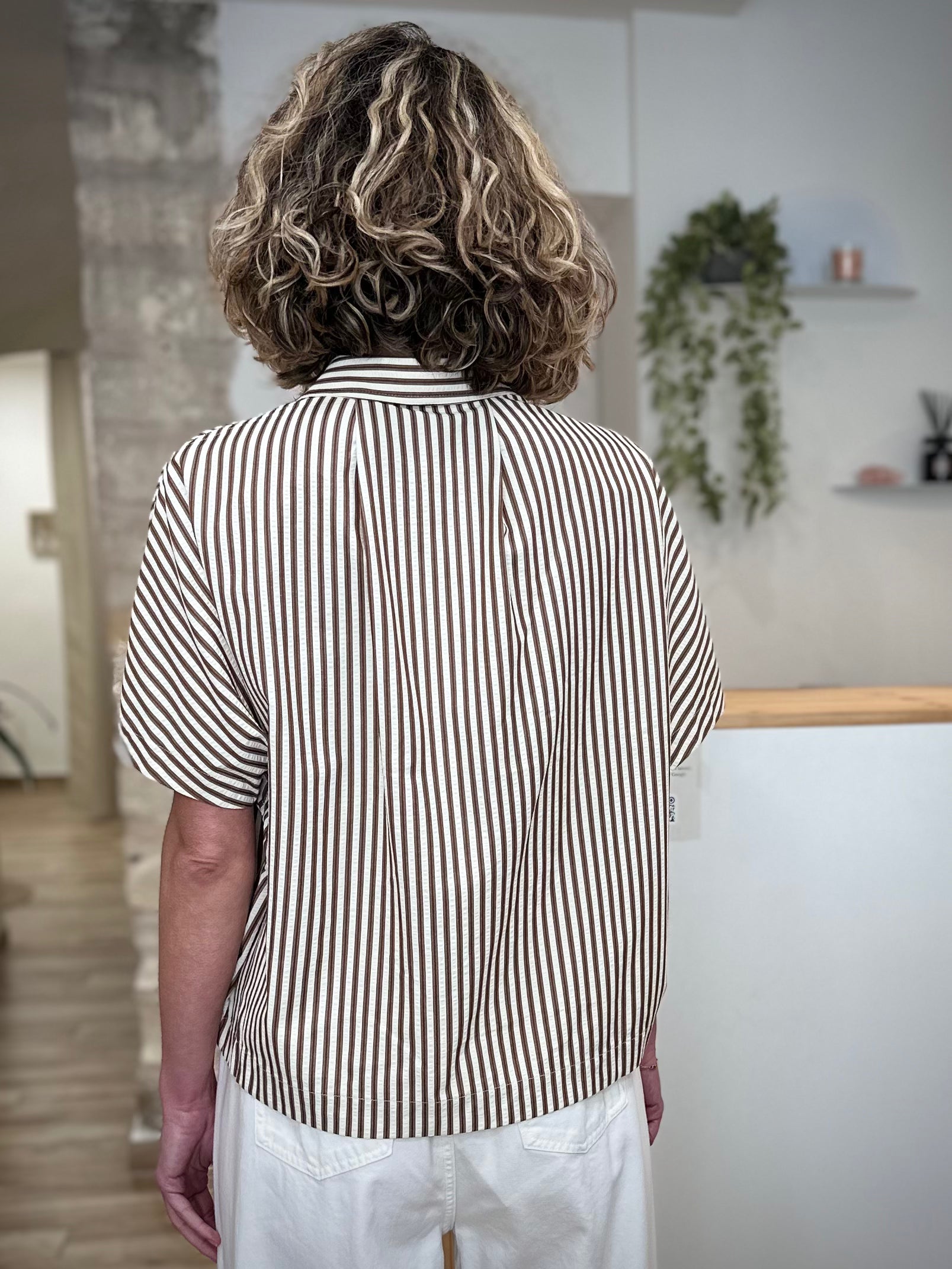 Chemise rayée femme look chic décontracté de dos