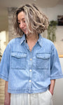 Femme portant une chemise oversize en denim bleu skyblue