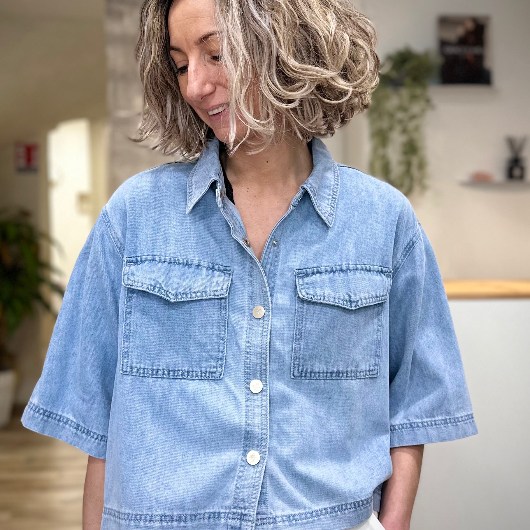 Femme portant une chemise oversize en denim bleu skyblue