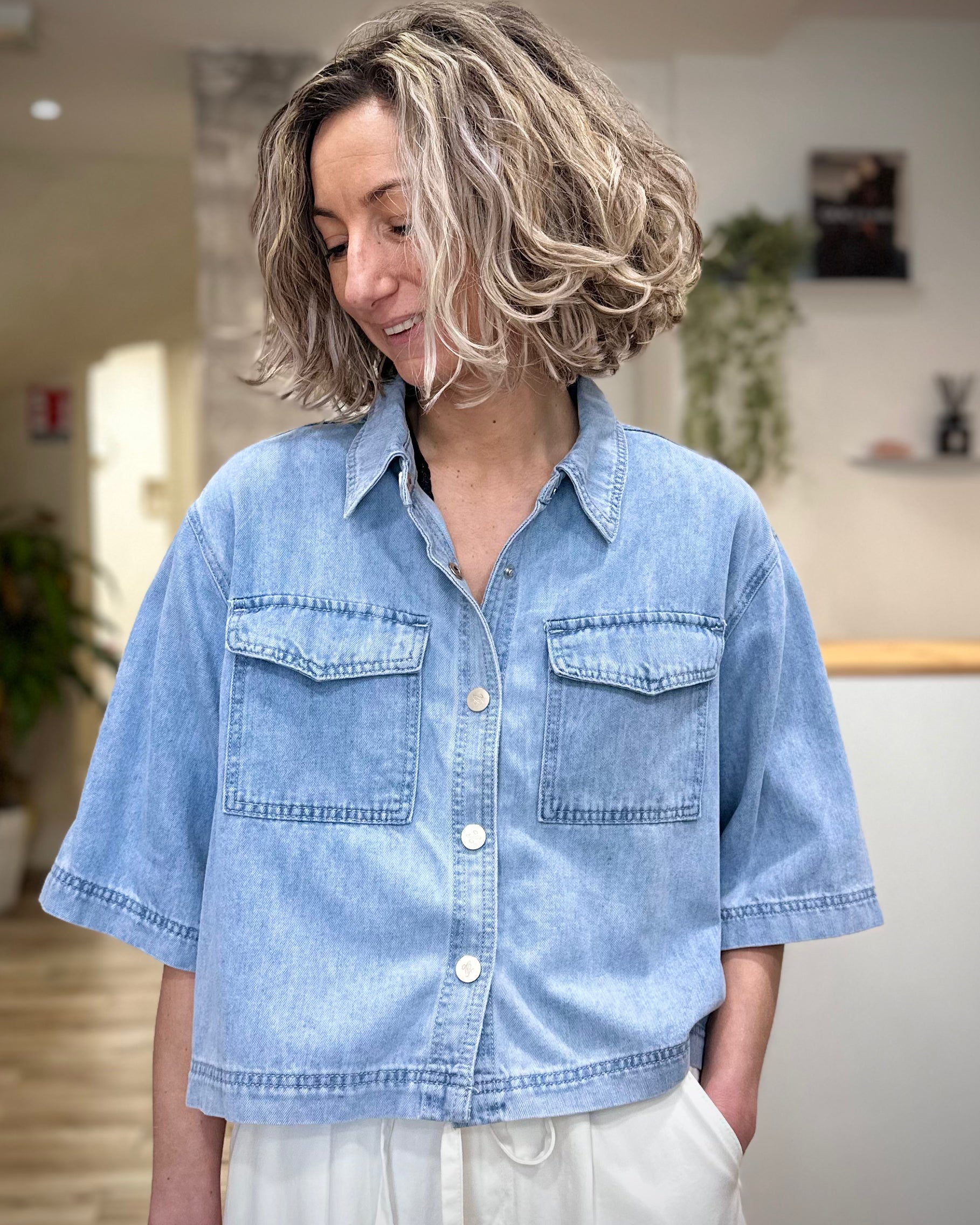 Femme portant une chemise oversize en denim bleu skyblue