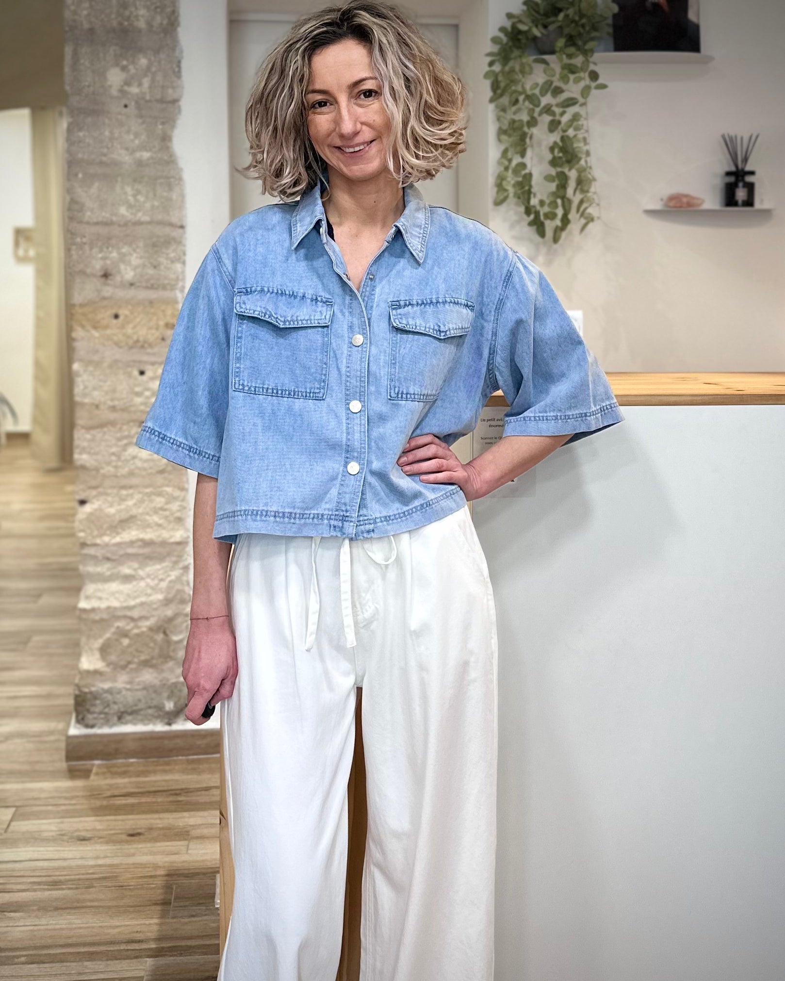 Chemise denim fluide portée avec jean taille haute