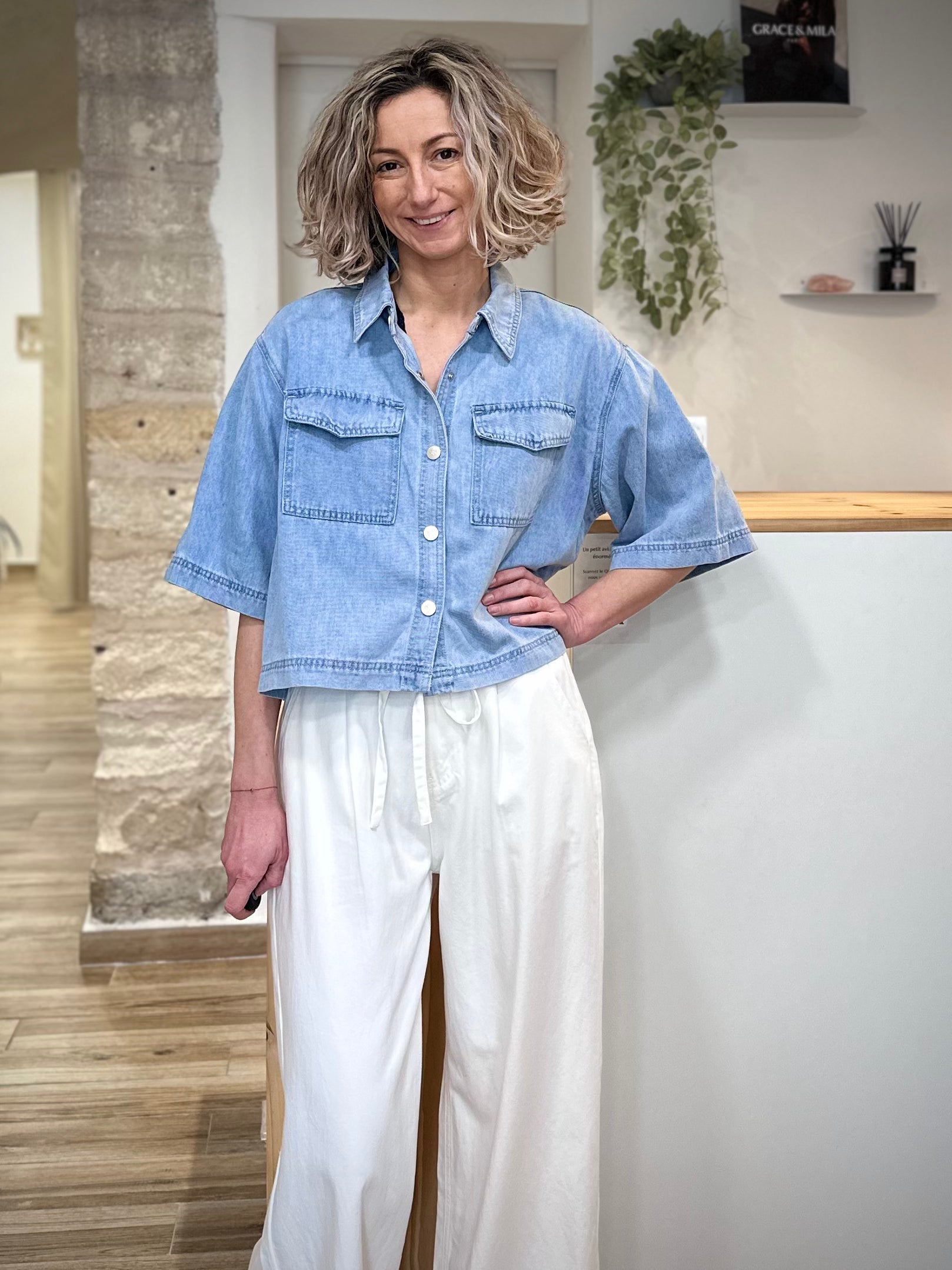 Chemise denim fluide portée avec jean taille haute
