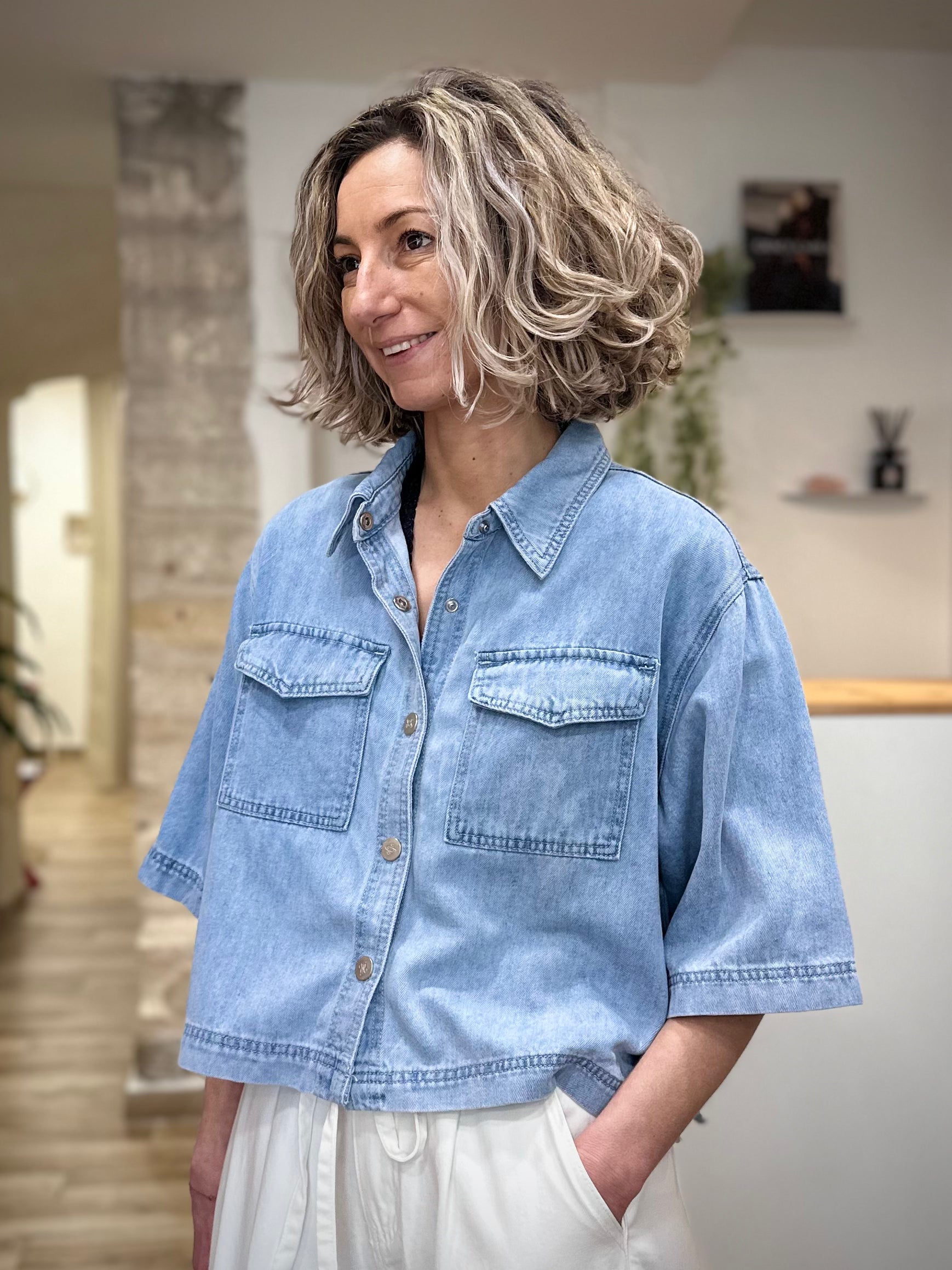 Chemise oversize courte vue de profil