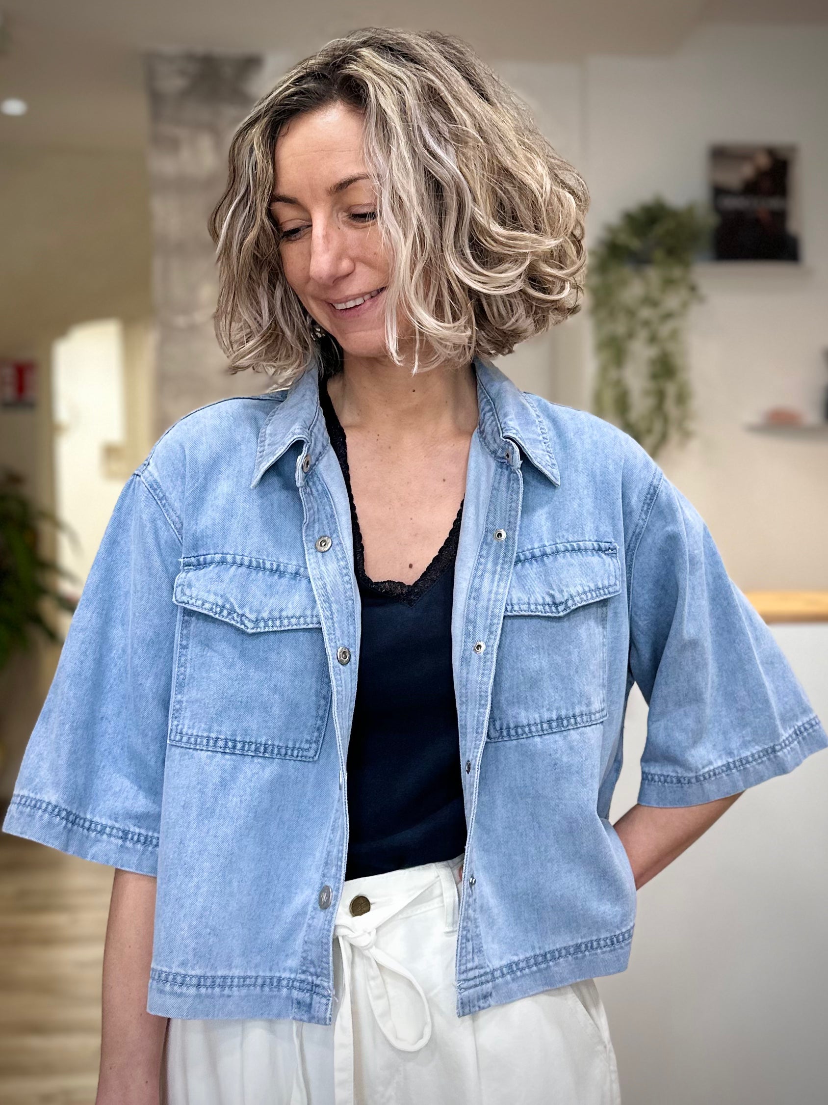 Chemise denim skyblue portée ouverte