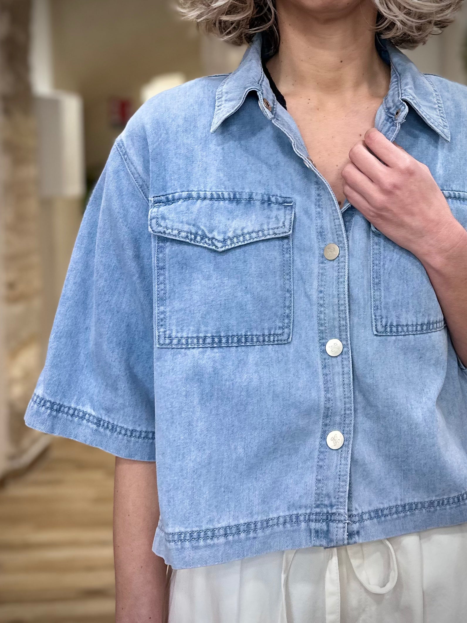 Détail boutons métal monogrammés chemise denim