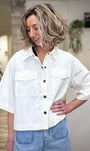 Femme portant une chemise oversize en denim blanc