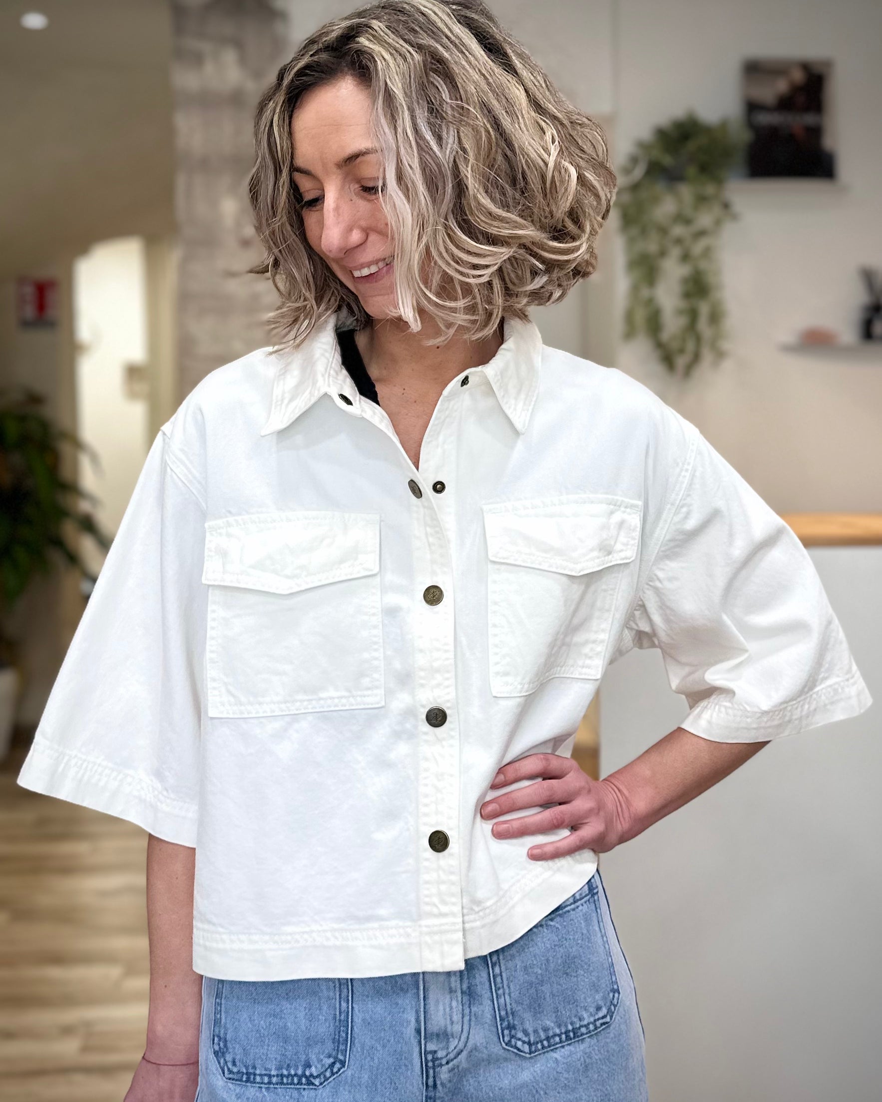 Femme portant une chemise oversize en denim blanc