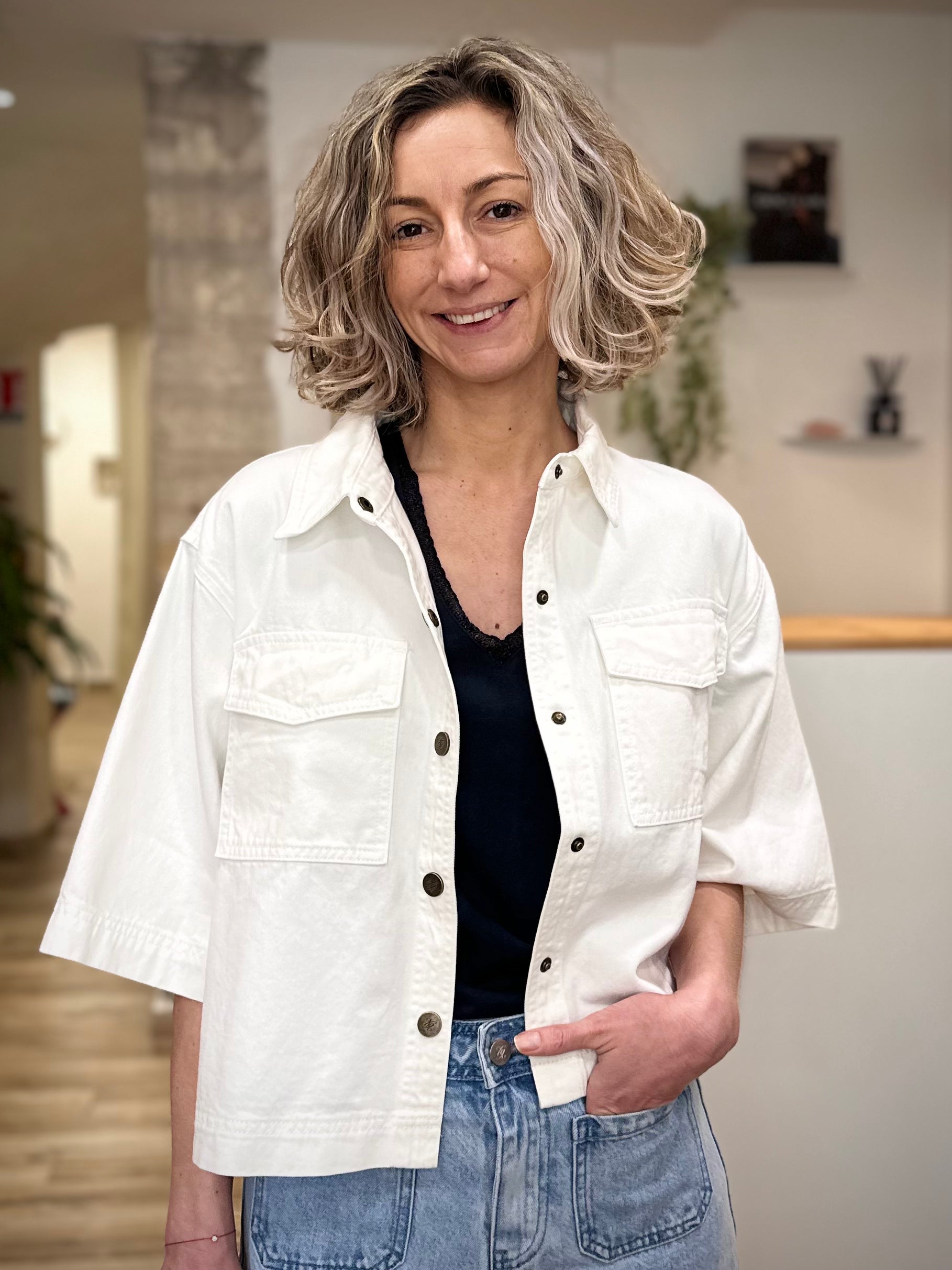 Chemise blanche oversize portée ouverte