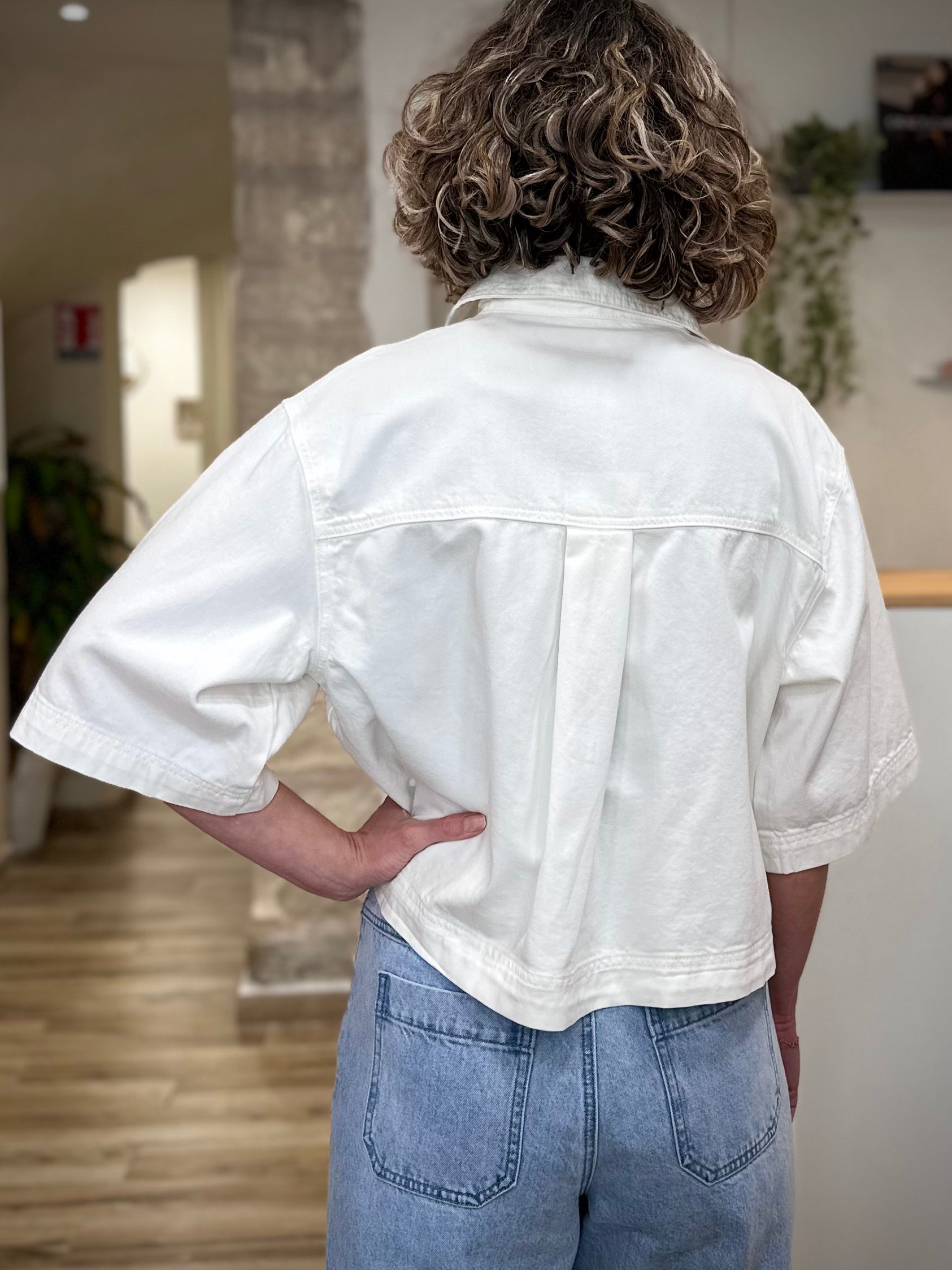 Chemise blanche oversize vue de dos