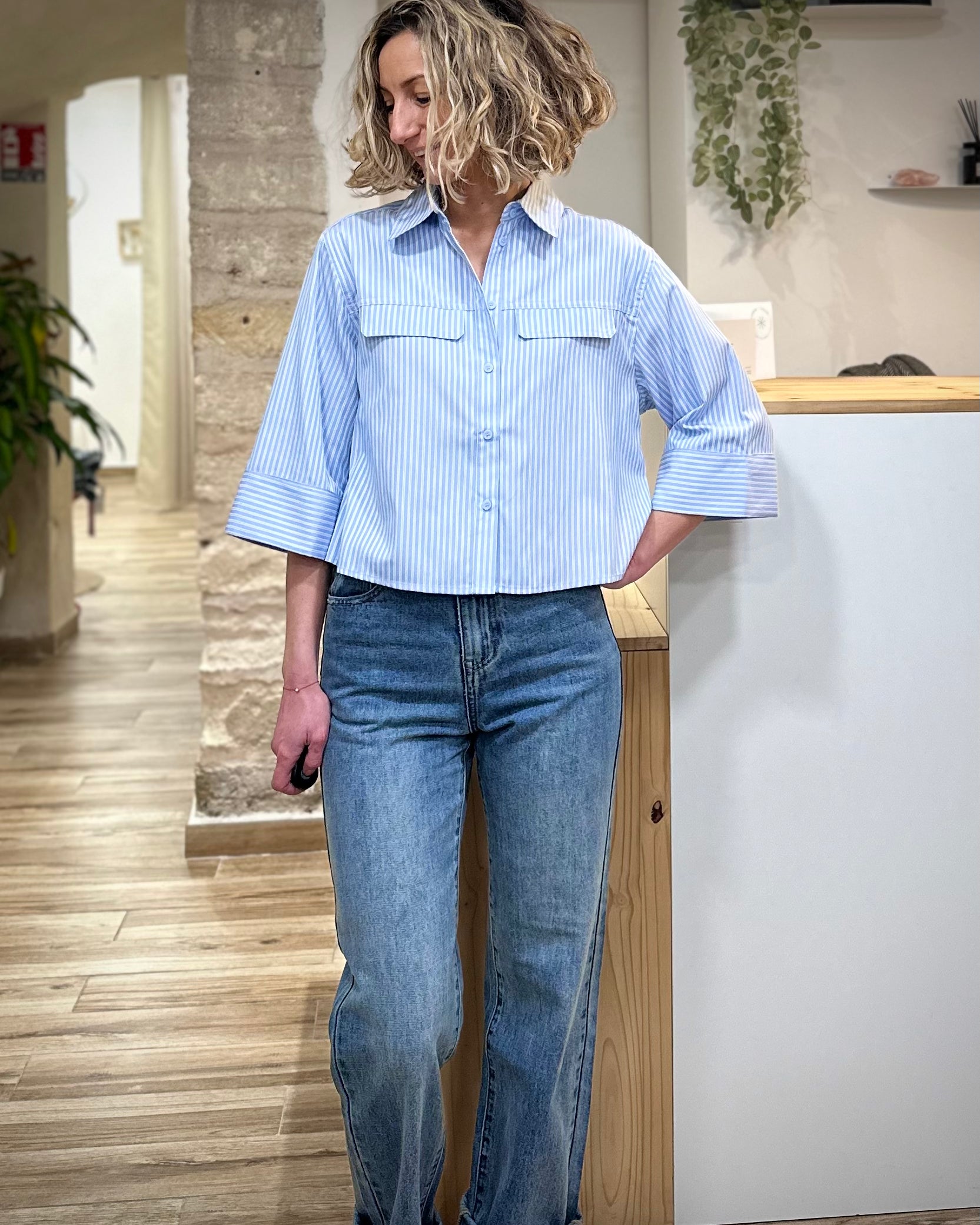 Femme portant une chemise courte rayée bleu ciel