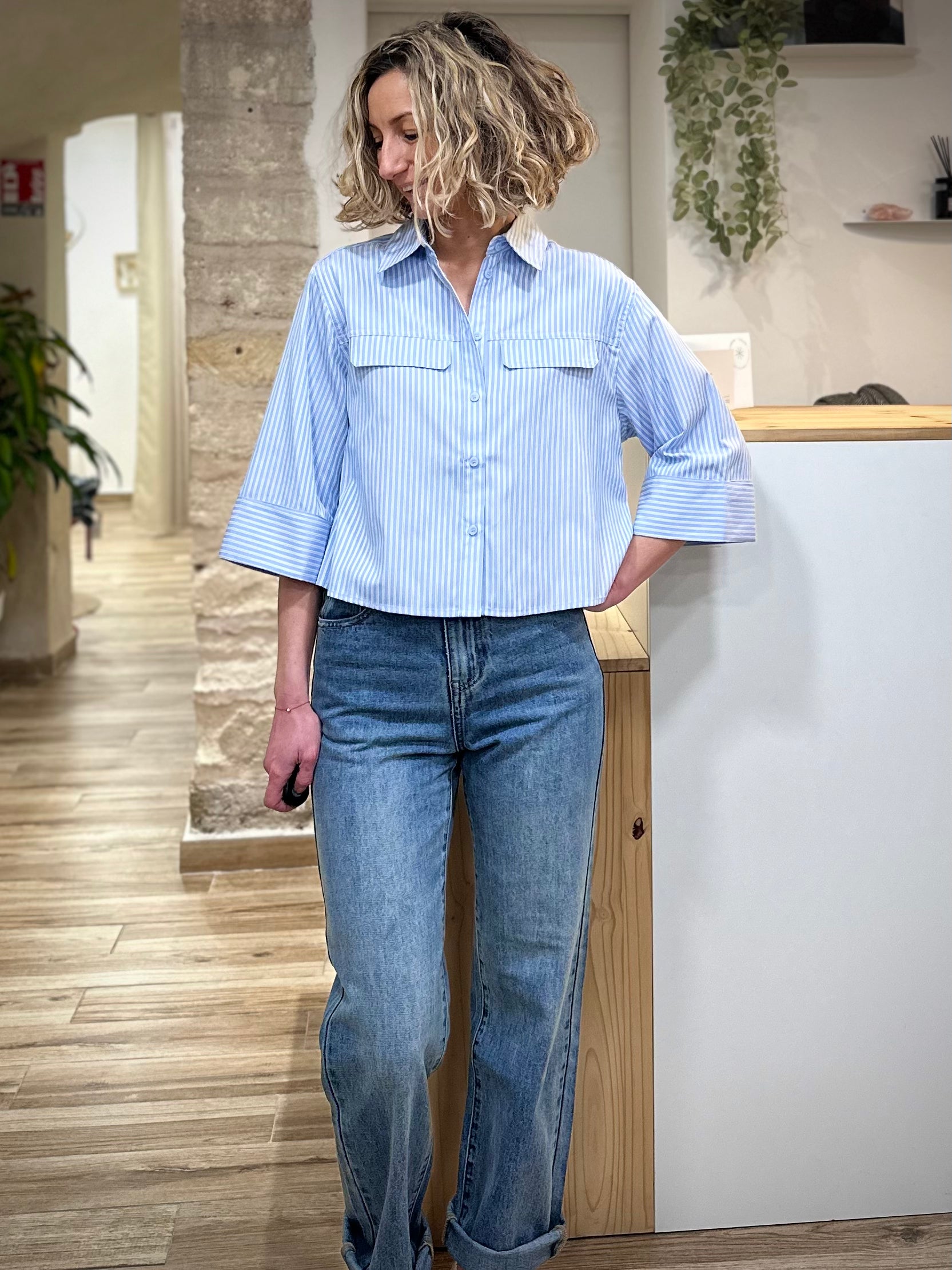 Femme portant une chemise courte rayée bleu ciel