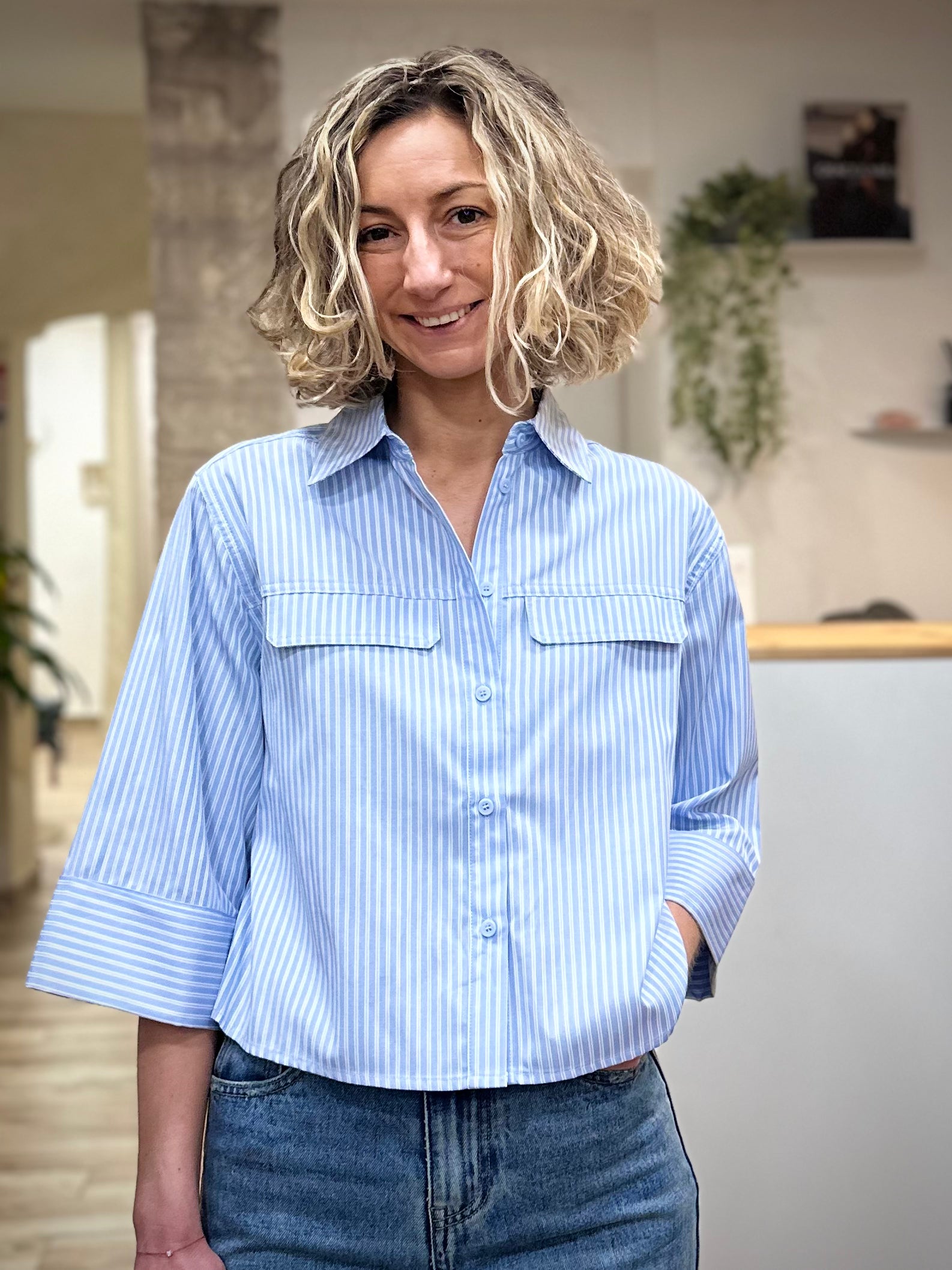 Chemise courte portée avec jean taille haute