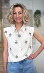 Femme portant une chemise brodée beige et chocolat 