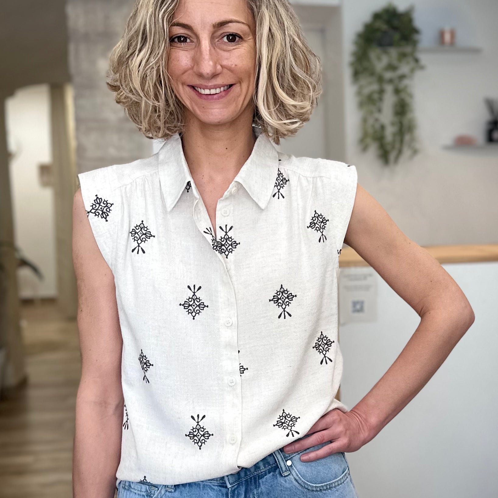 Femme portant une chemise brodée beige et chocolat 