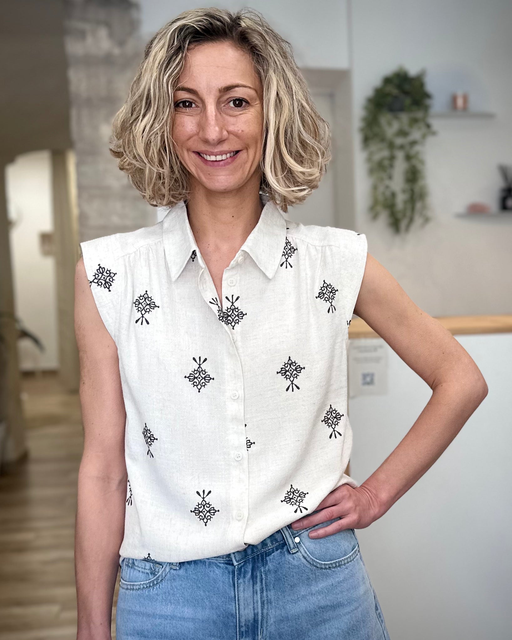 Femme portant une chemise brodée beige et chocolat 