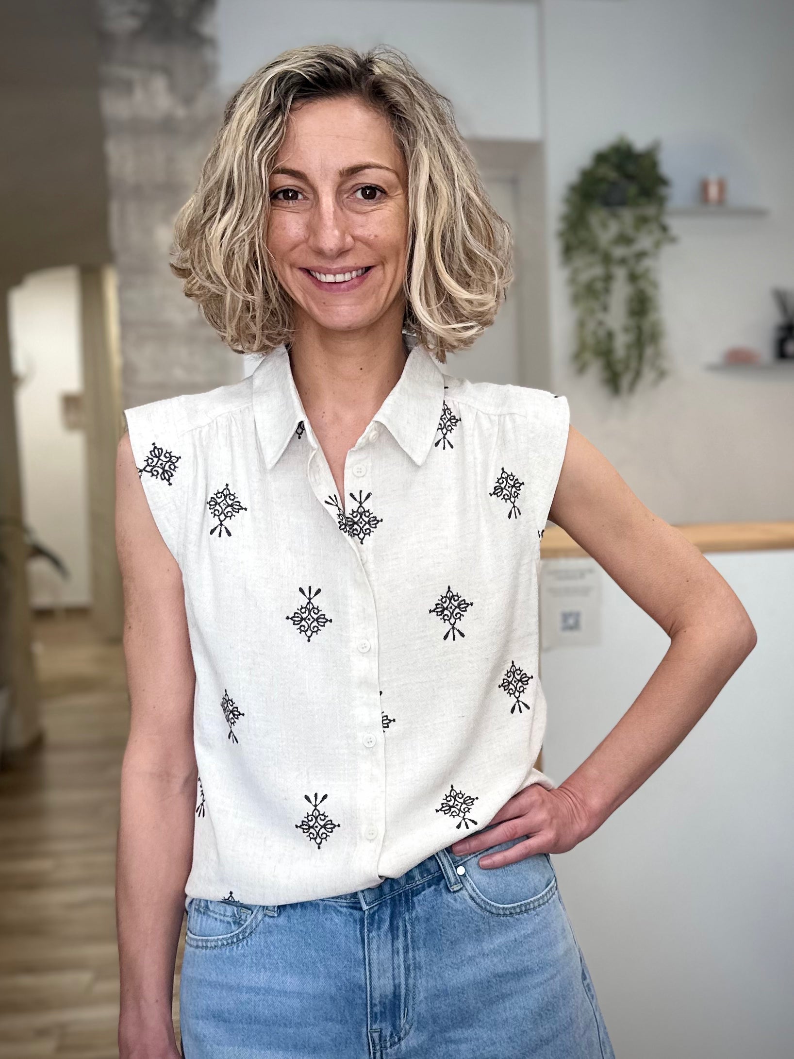 Femme portant une chemise brodée beige et chocolat 