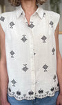 Détail des broderies chocolat sur chemise femme 