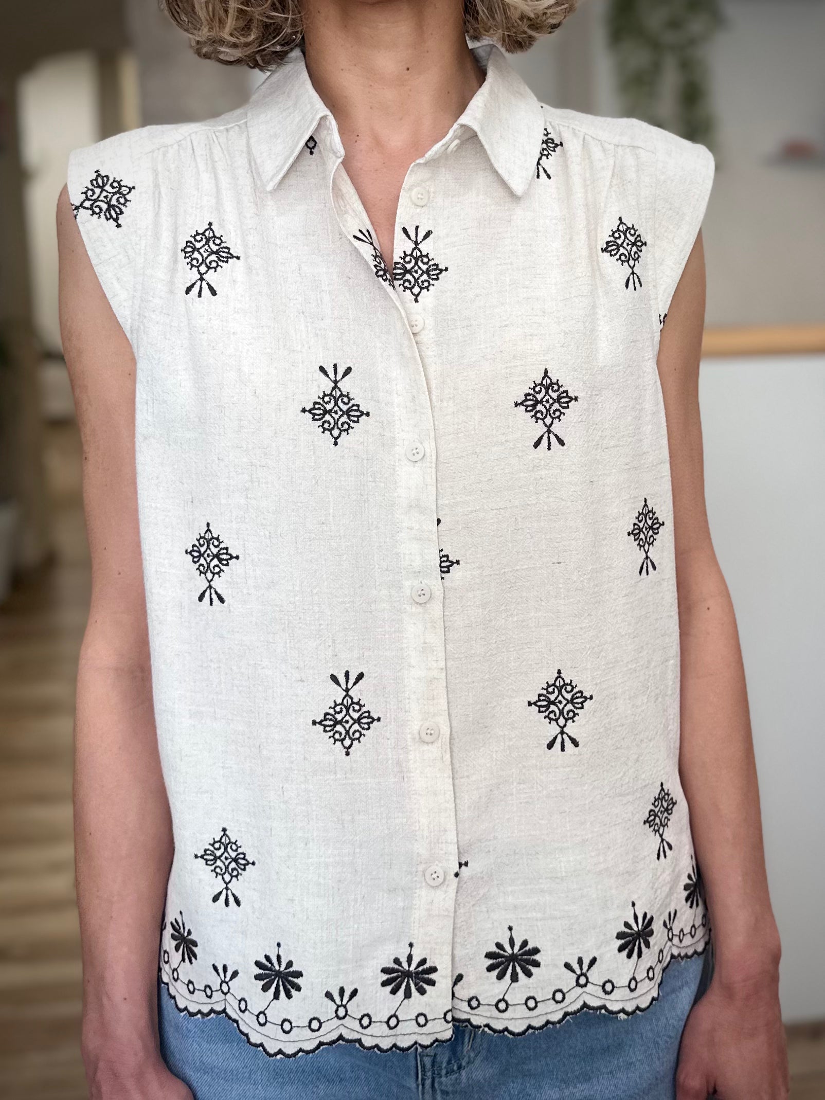 Détail des broderies chocolat sur chemise femme 