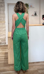 Femme portant combinaison pantalon verte dos ouvert 
