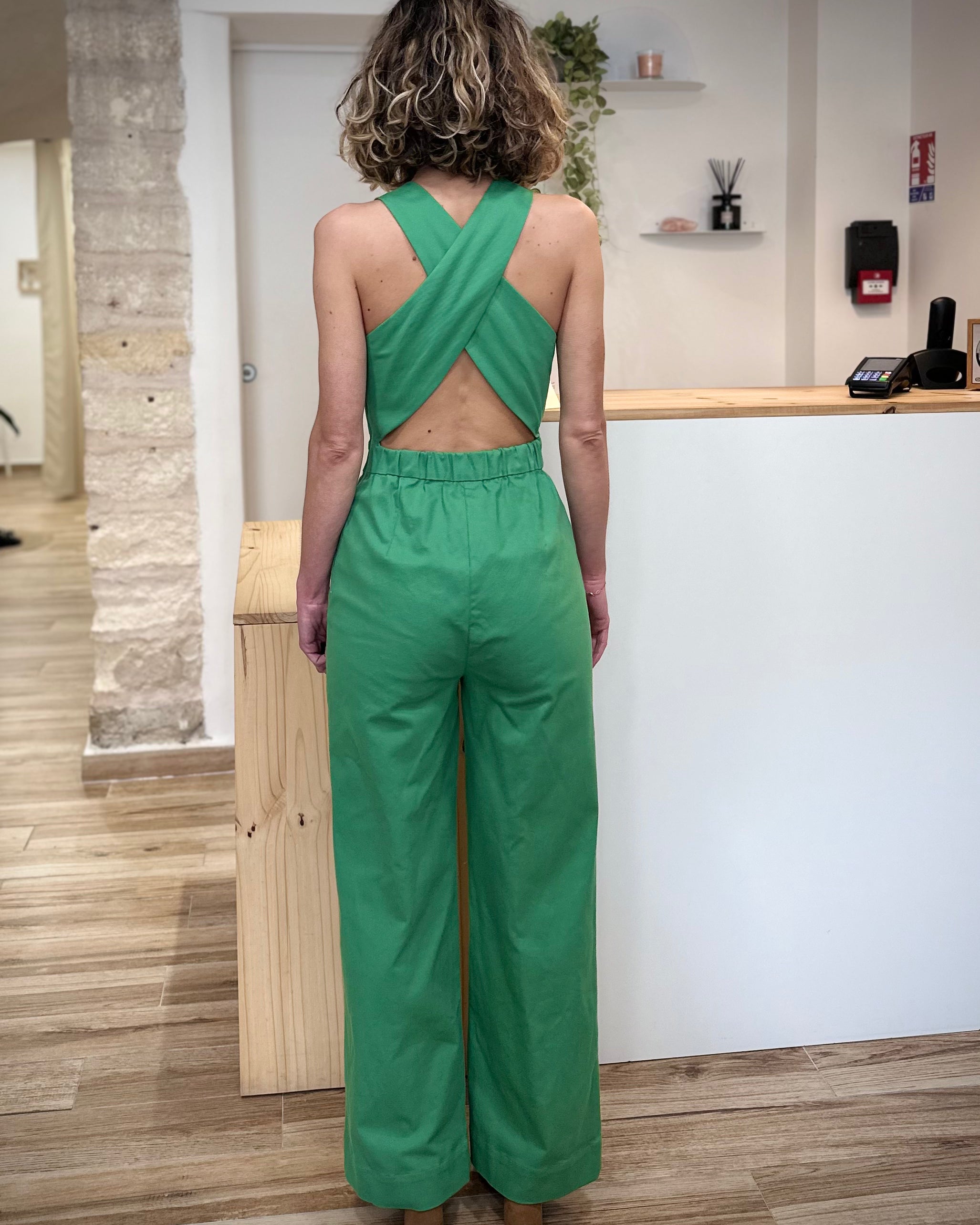 Femme portant combinaison pantalon verte dos ouvert 