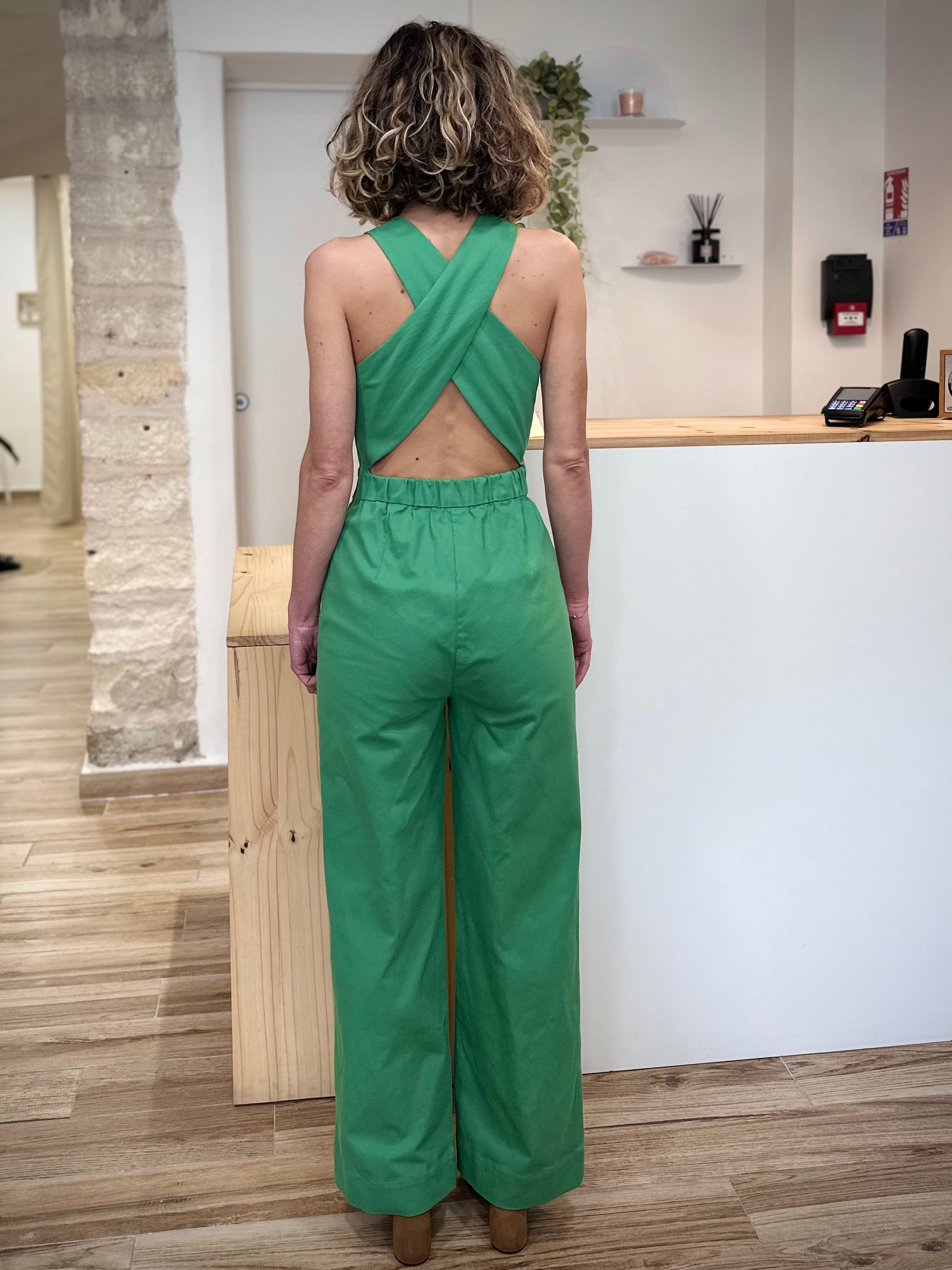 Femme portant combinaison pantalon verte dos ouvert 