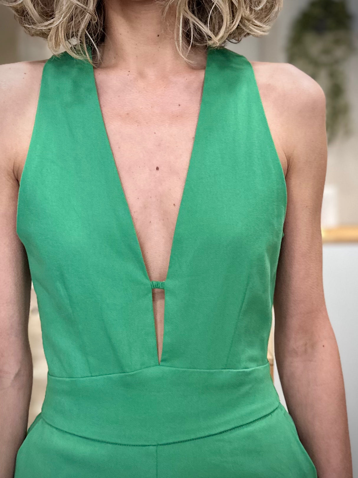 Détail élastique décolleté V profond