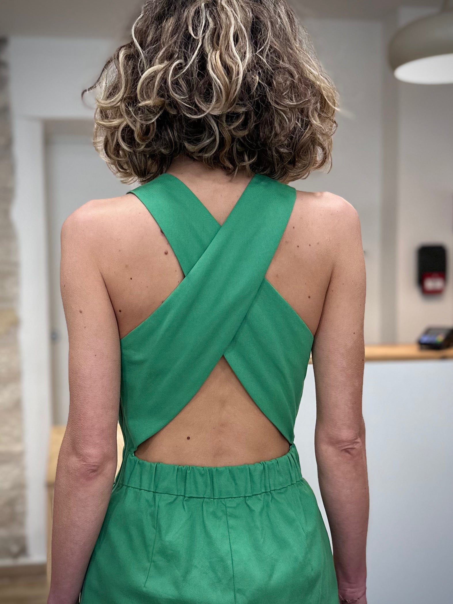Détail bretelles croisées dos combinaison 