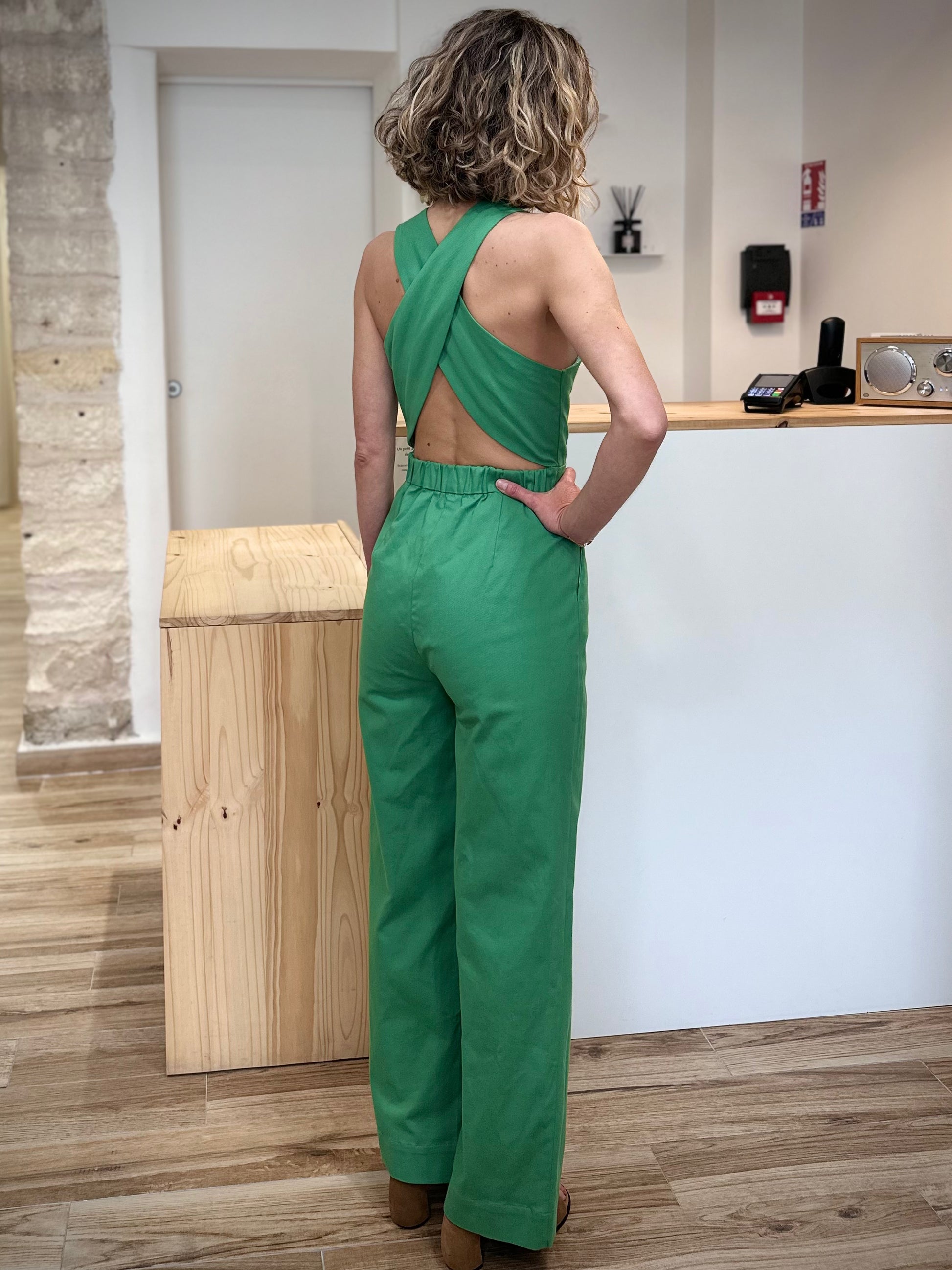 Combinaison femme avec bretelles croisées dos 