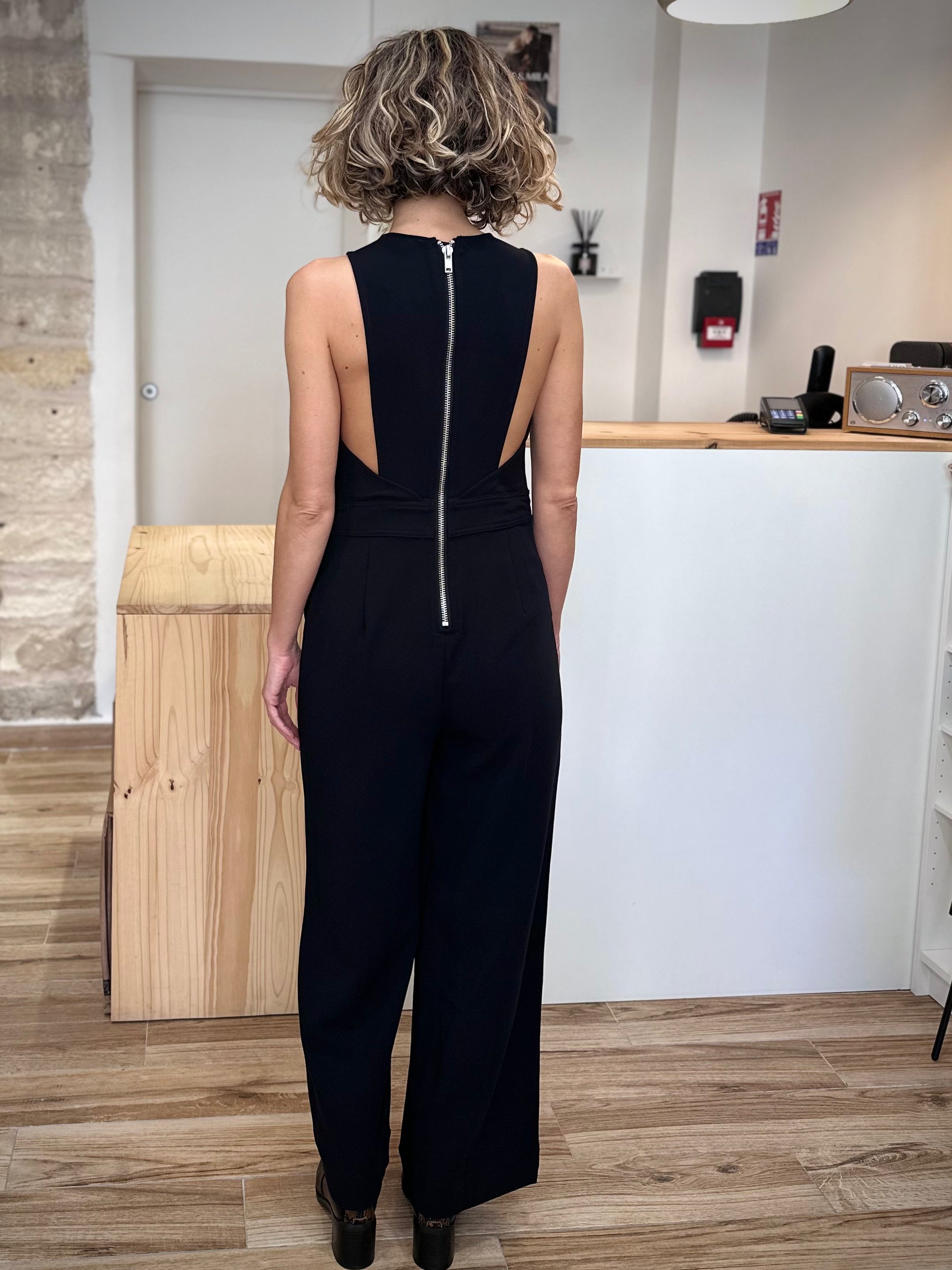 Vue de dos de la combinaison noire Orly avec zip visible
