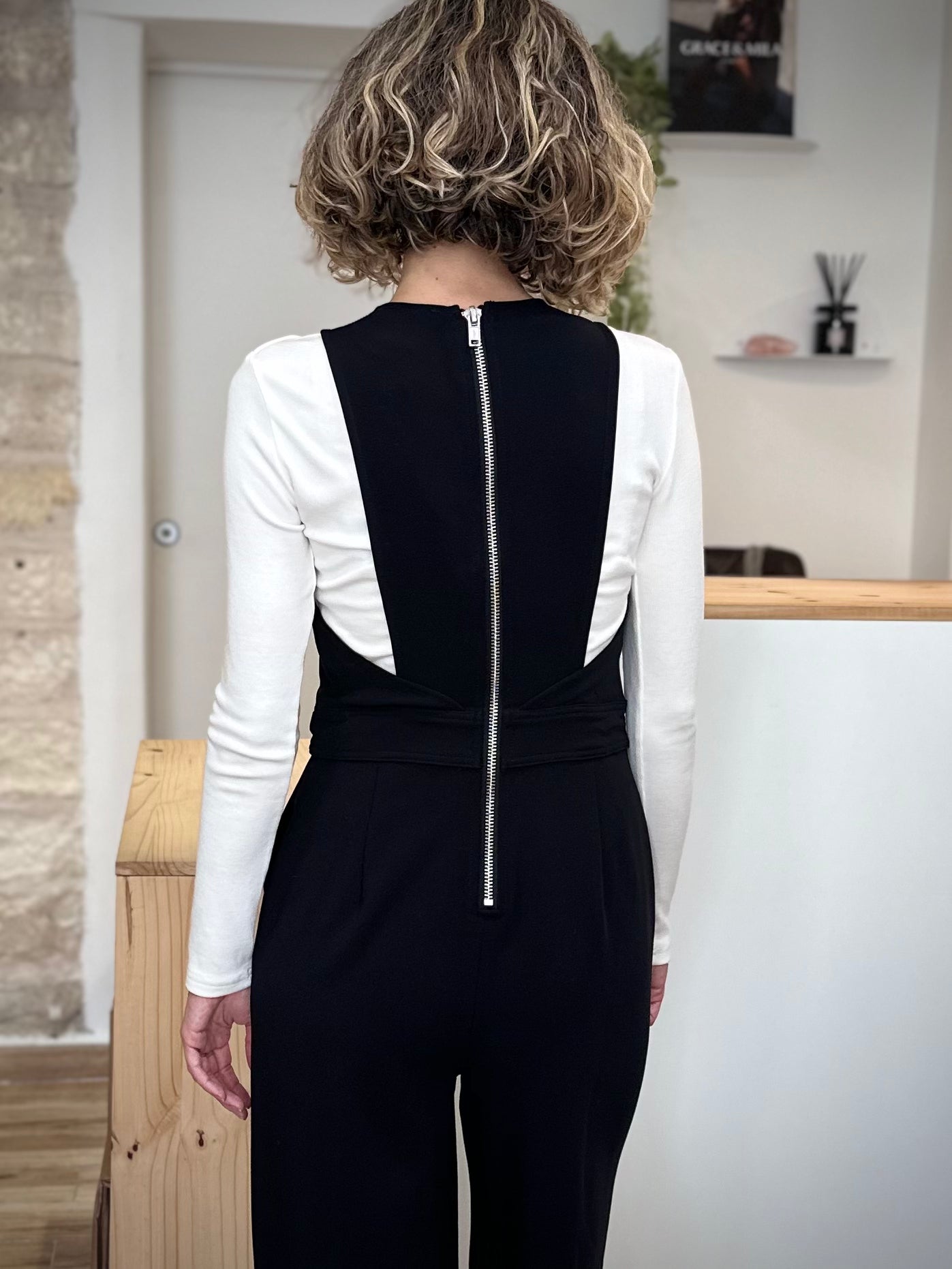 Vue de dos de la combinaison noire Orly avec teeshirt blanc