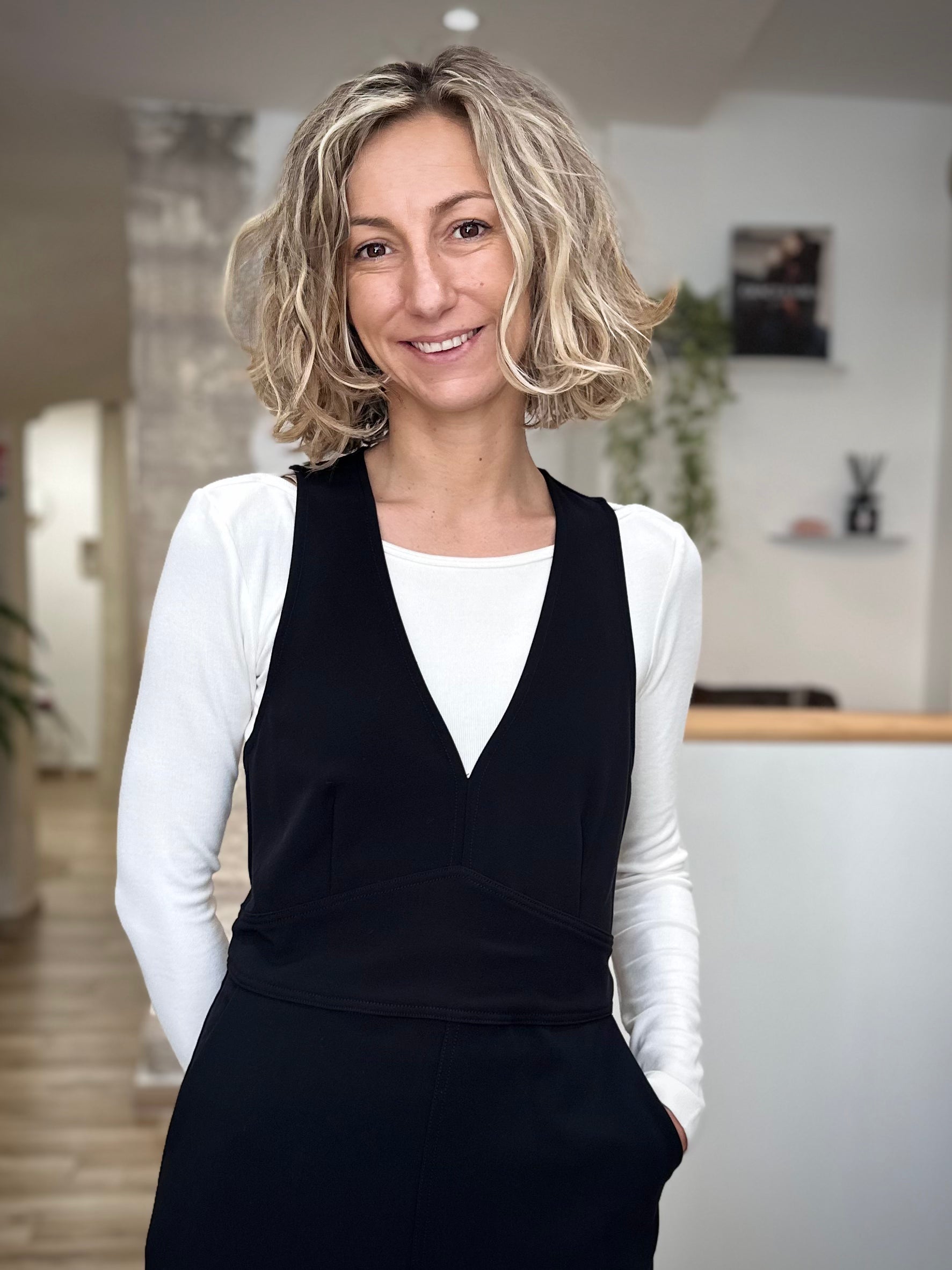 Look décontracté femme combinaison noire et tee-shirt