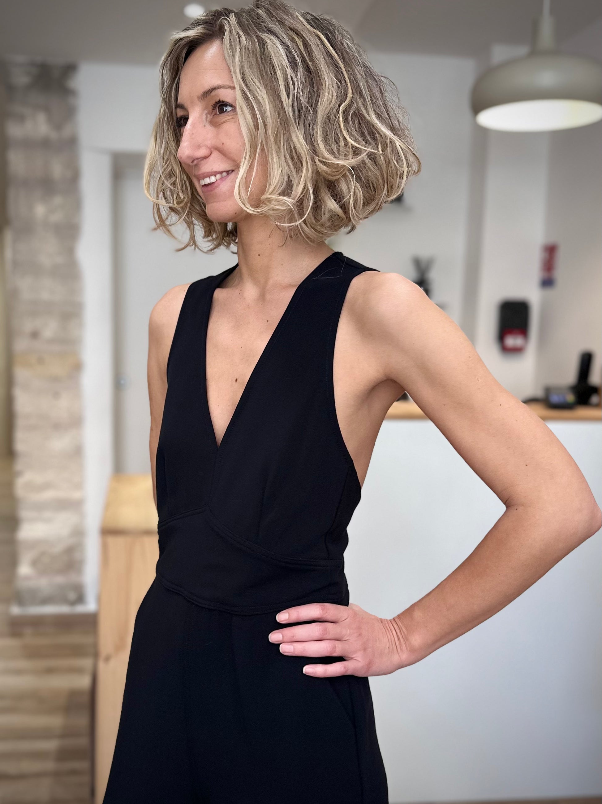 Vue latérale de la combinaison noire Orly