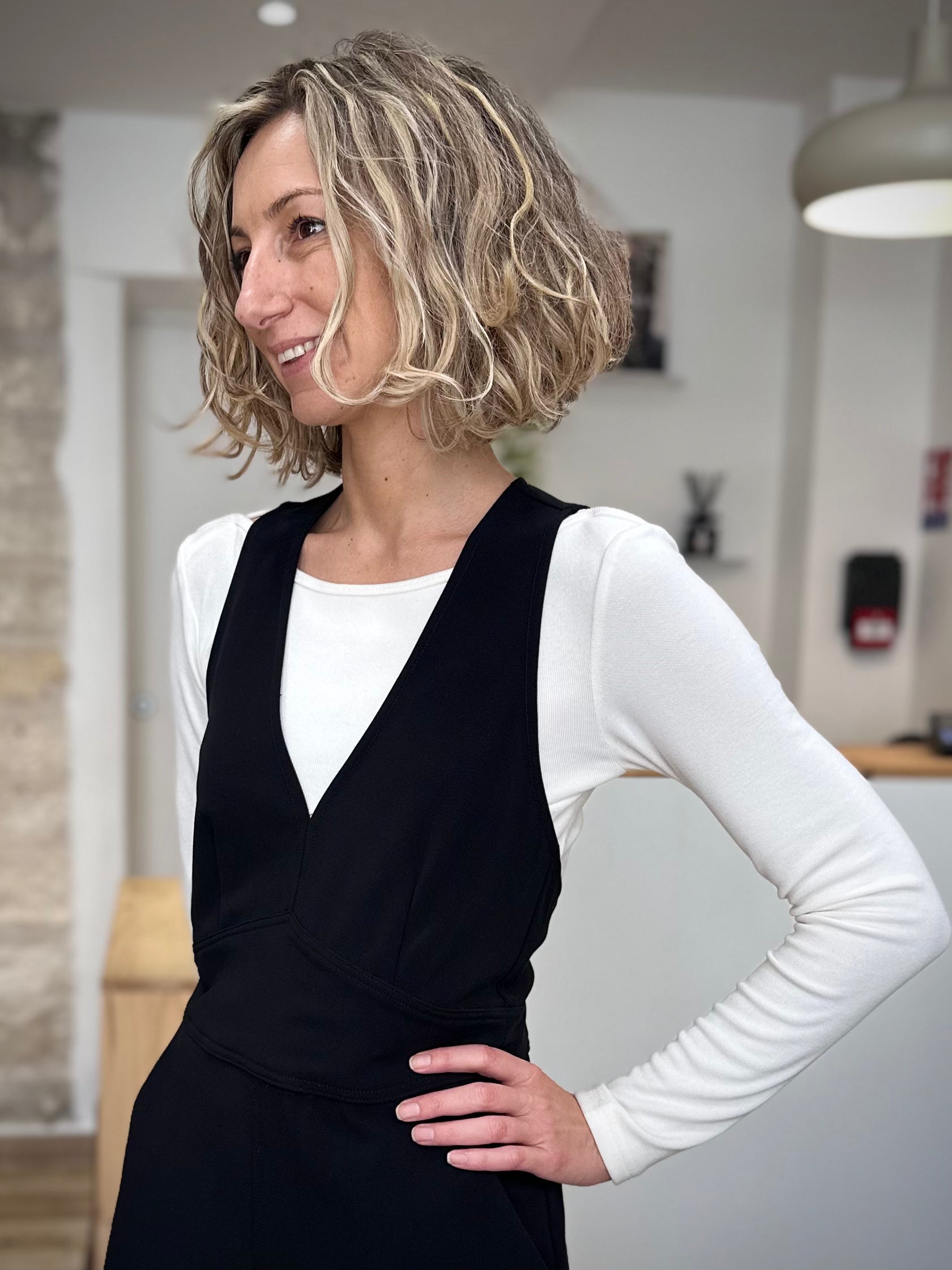 Vue latérale de la combinaison noire Orly avec teeshirt