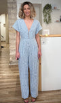 Femme portant combinaison vichy bleu fluide en coton été 