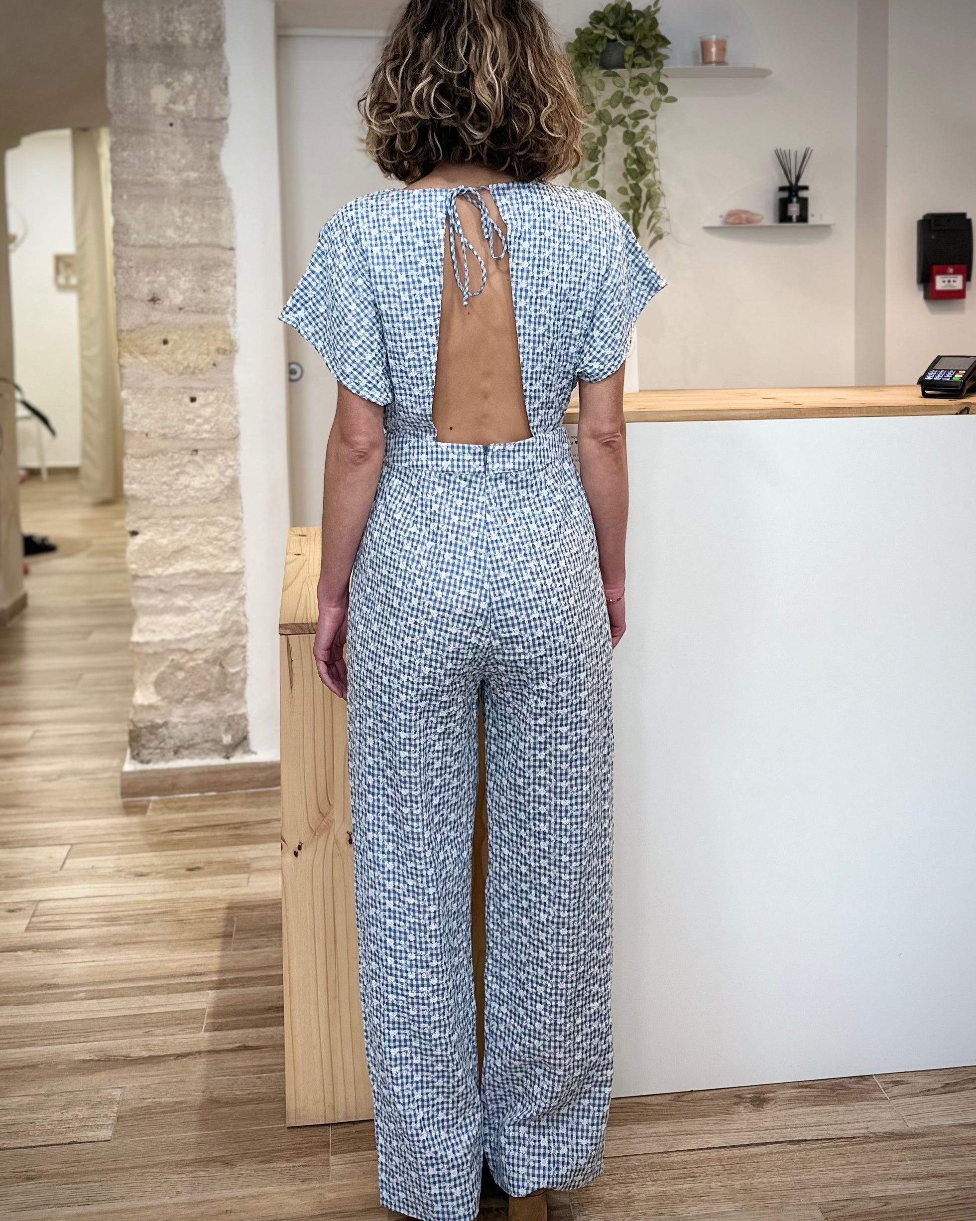 Combinaison femme dos nu bleu motif vichy brodé 