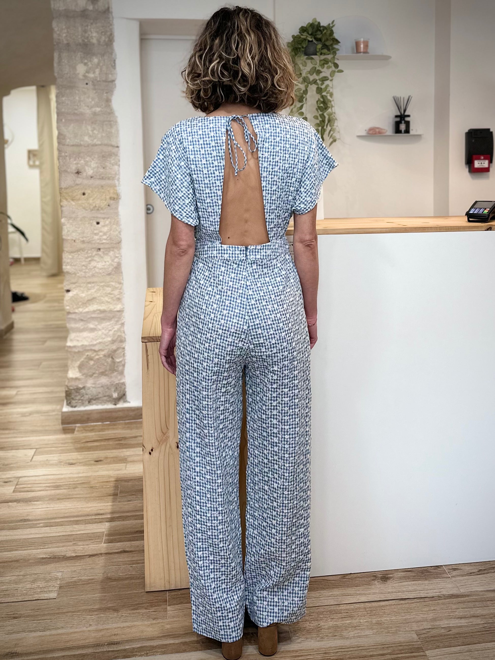 Combinaison femme dos nu bleu motif vichy brodé 