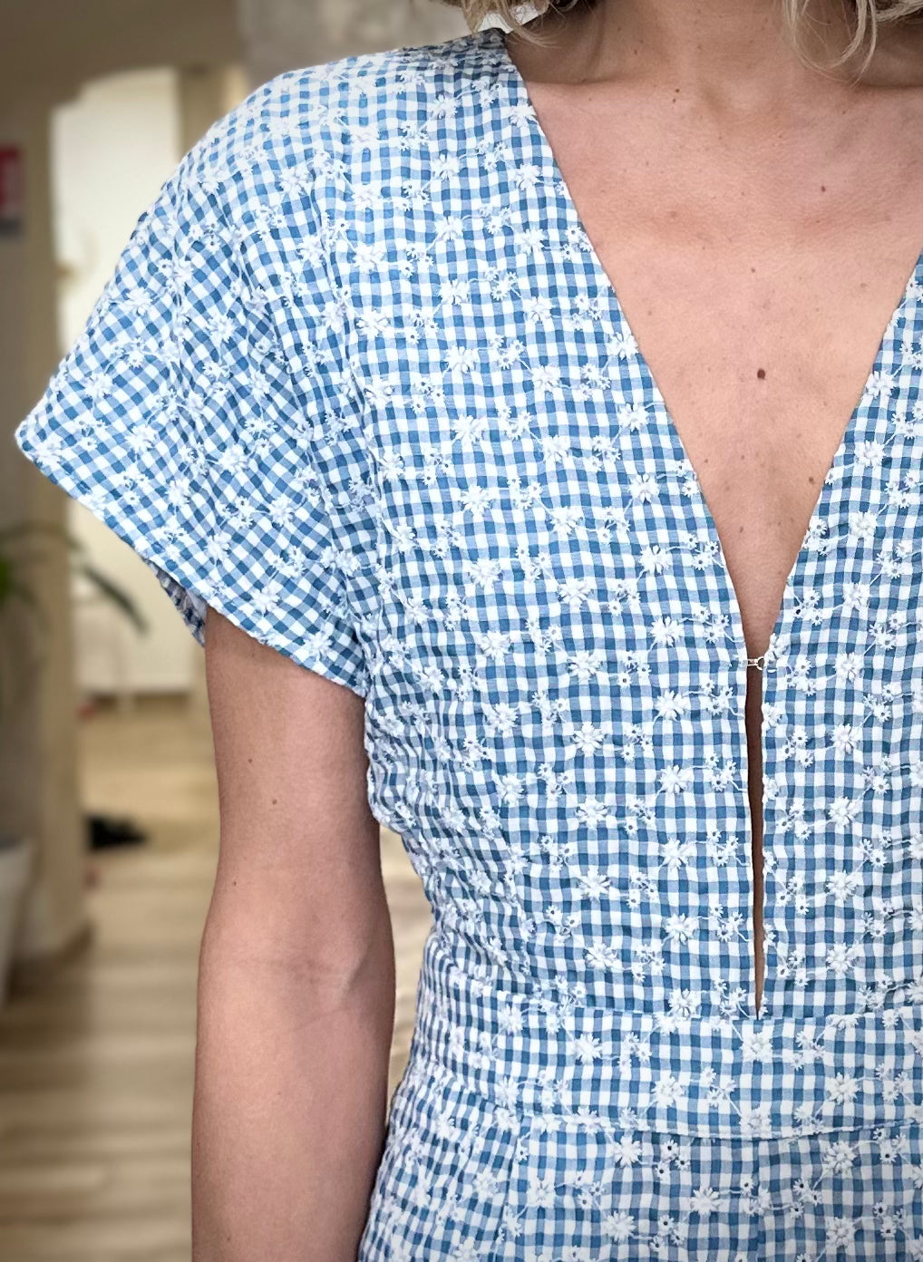 Détail décolleté ajustable combinaison femme 