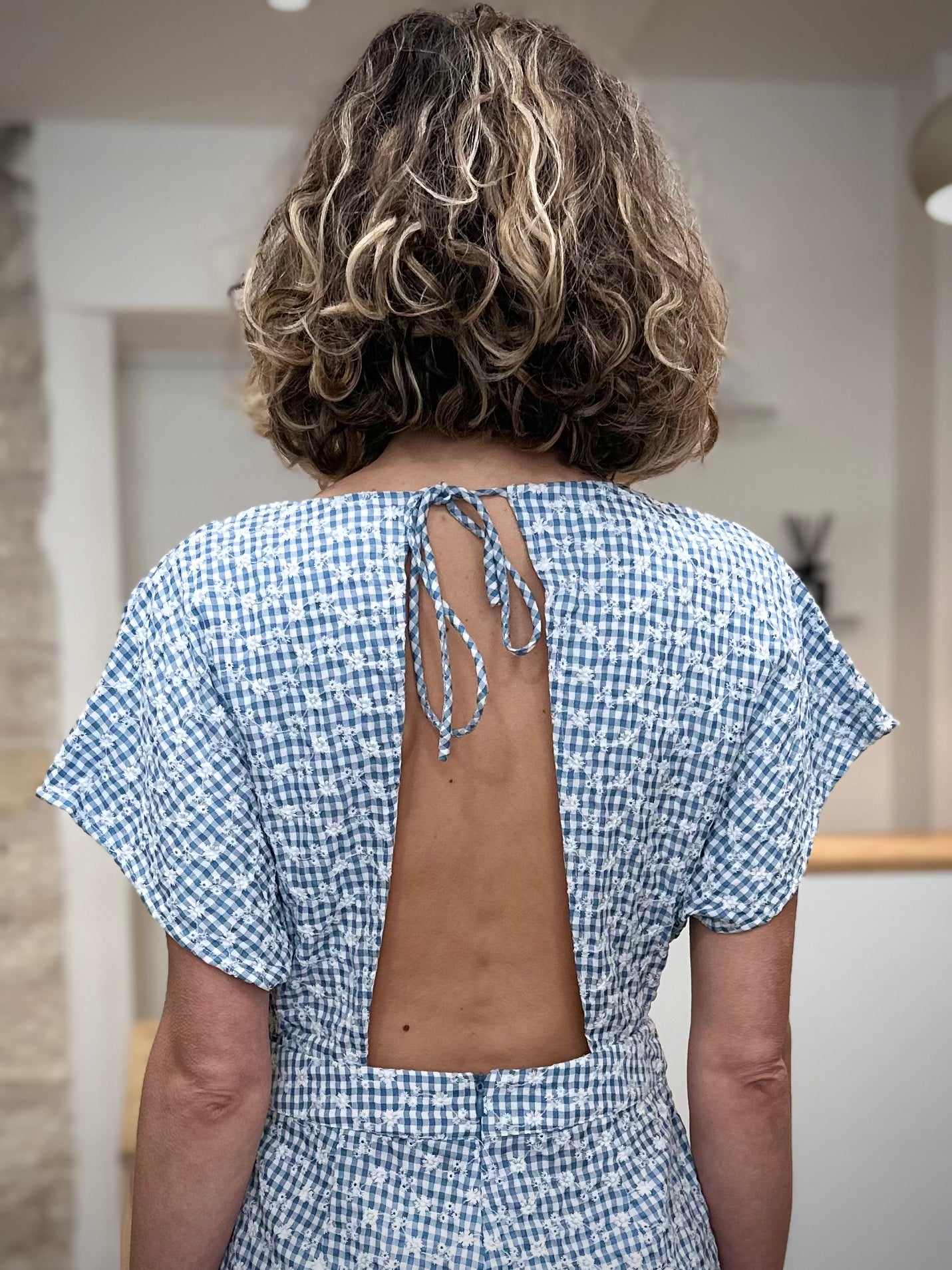 Détail dos nu combinaison avec liens à nouer 
