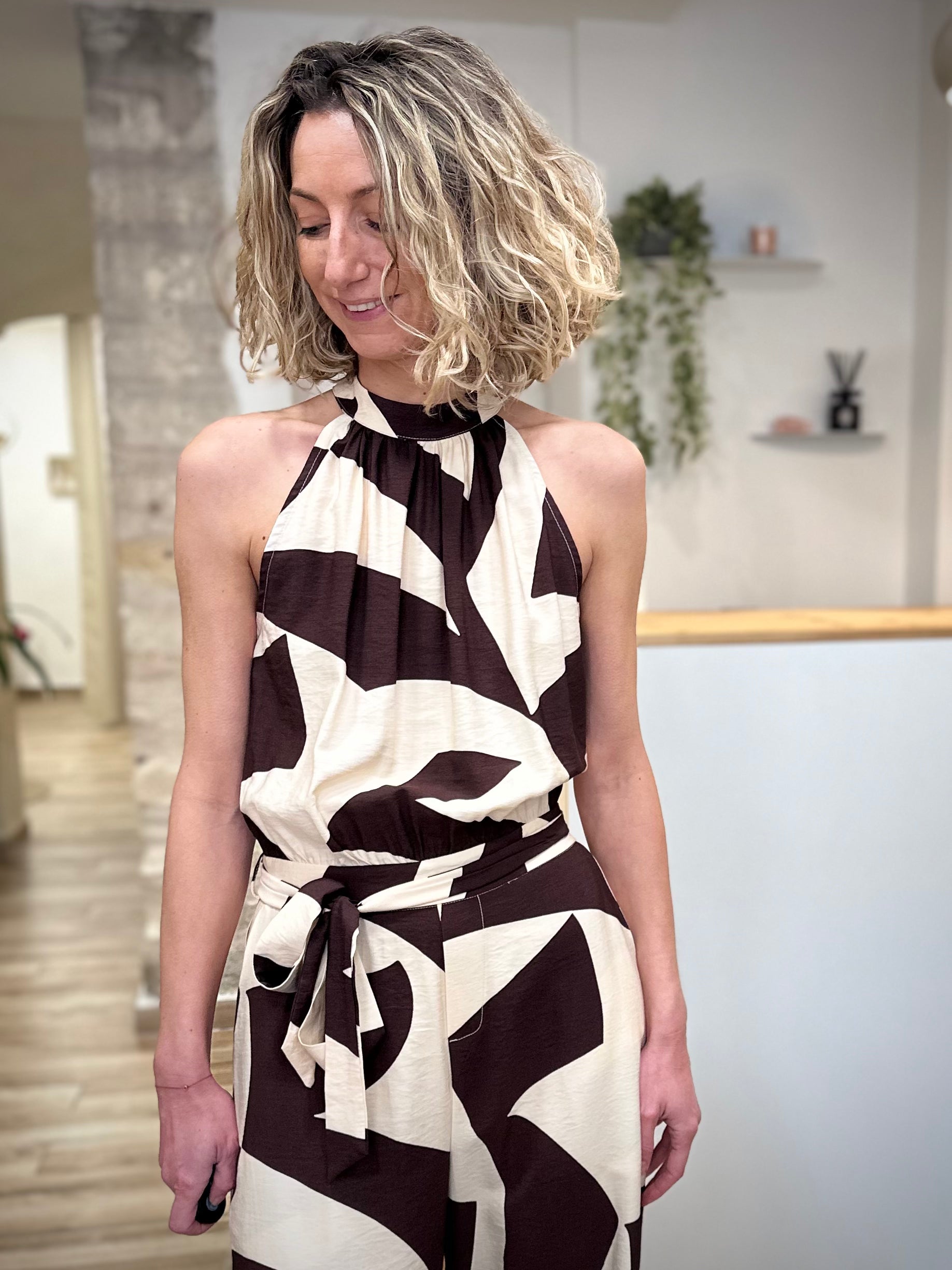 Combinaison moderne femme avec col montant structuré