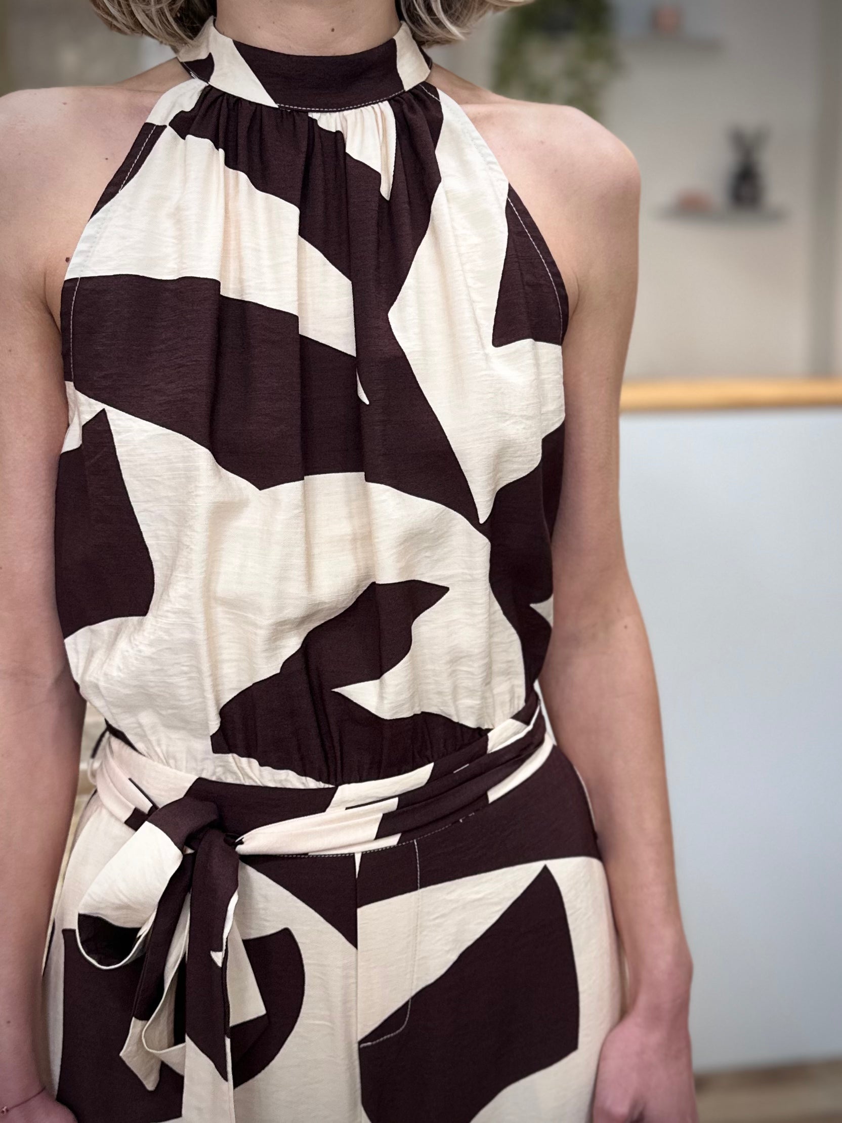 Détail imprimé géométrique bicolore chocolat combinaison femme