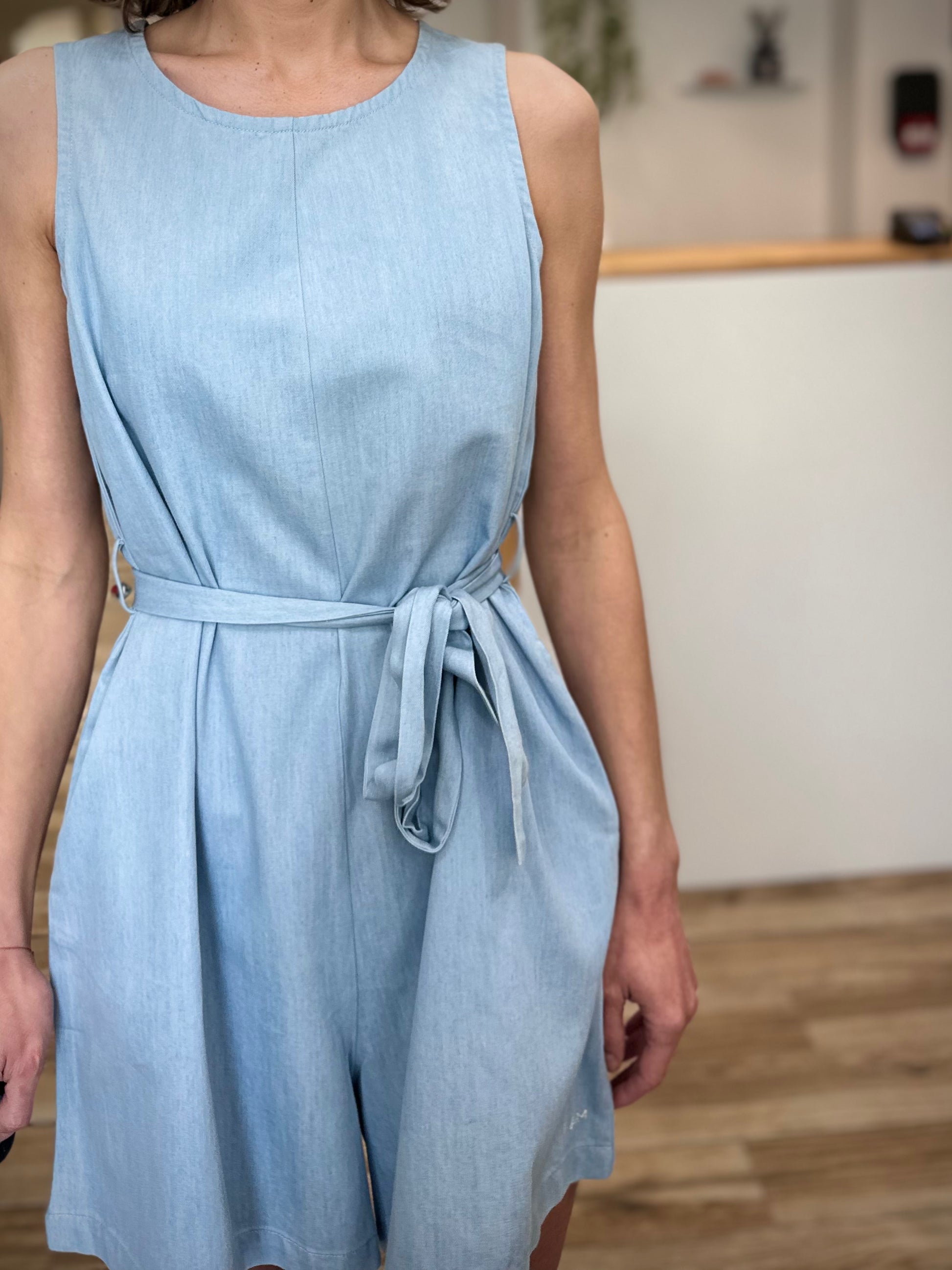 Détail taille ceinturée combinaison femme coton 