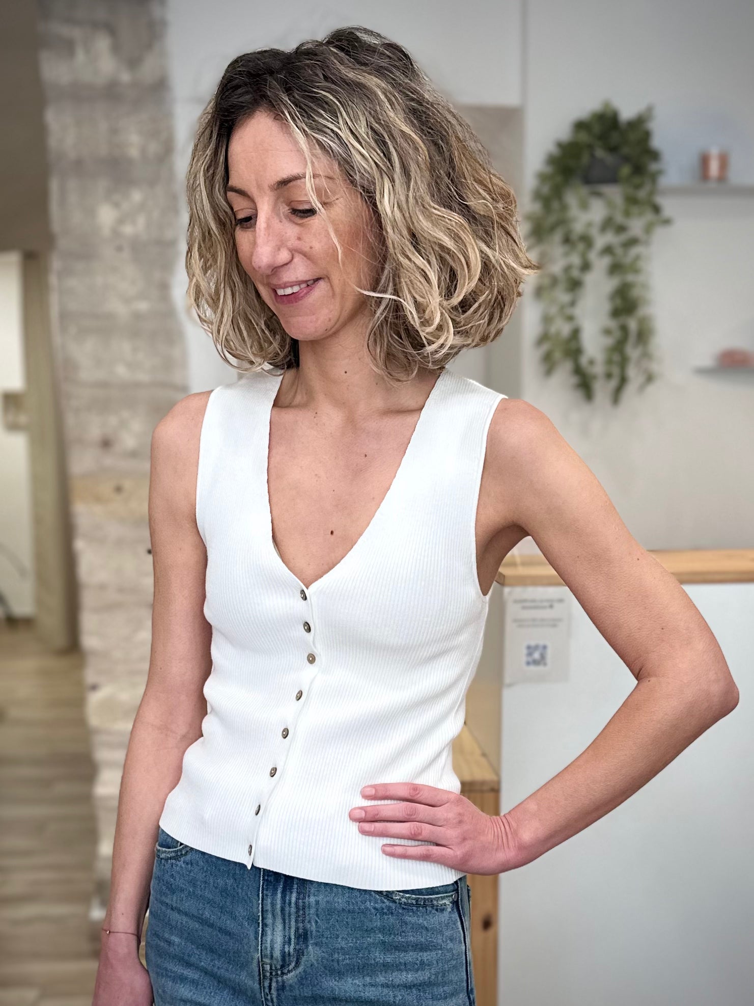 Style casual chic, lumière naturelle sur débardeur écru 