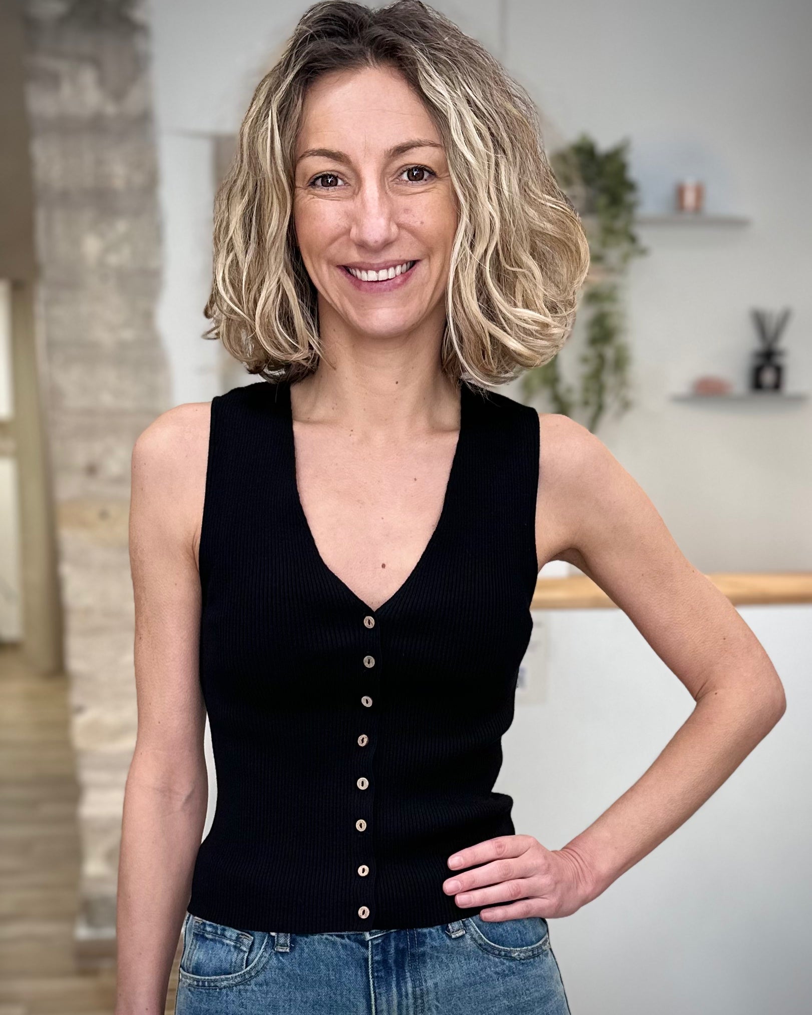 Femme portant débardeur noir maille côtelée 