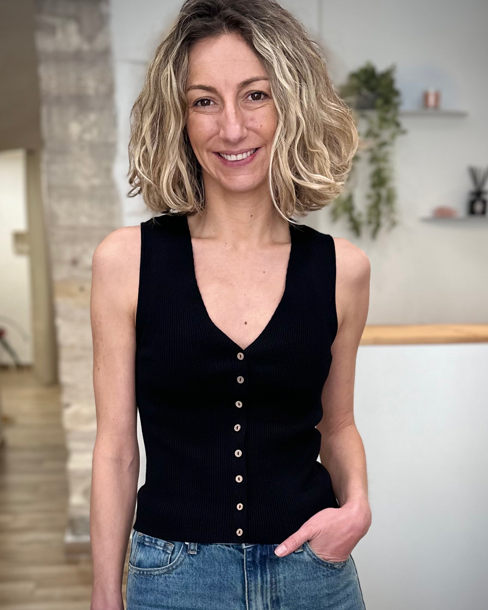 Top noir femme ajusté avec boutons 