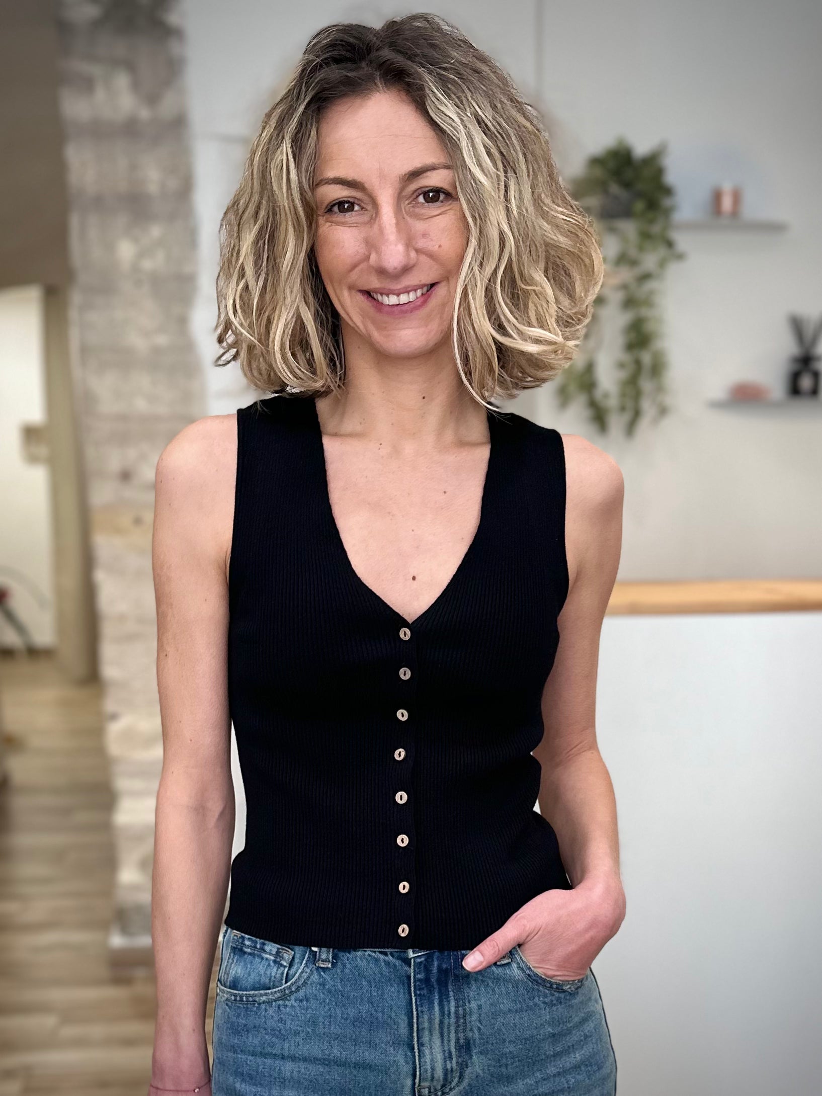 Top noir femme ajusté avec boutons 