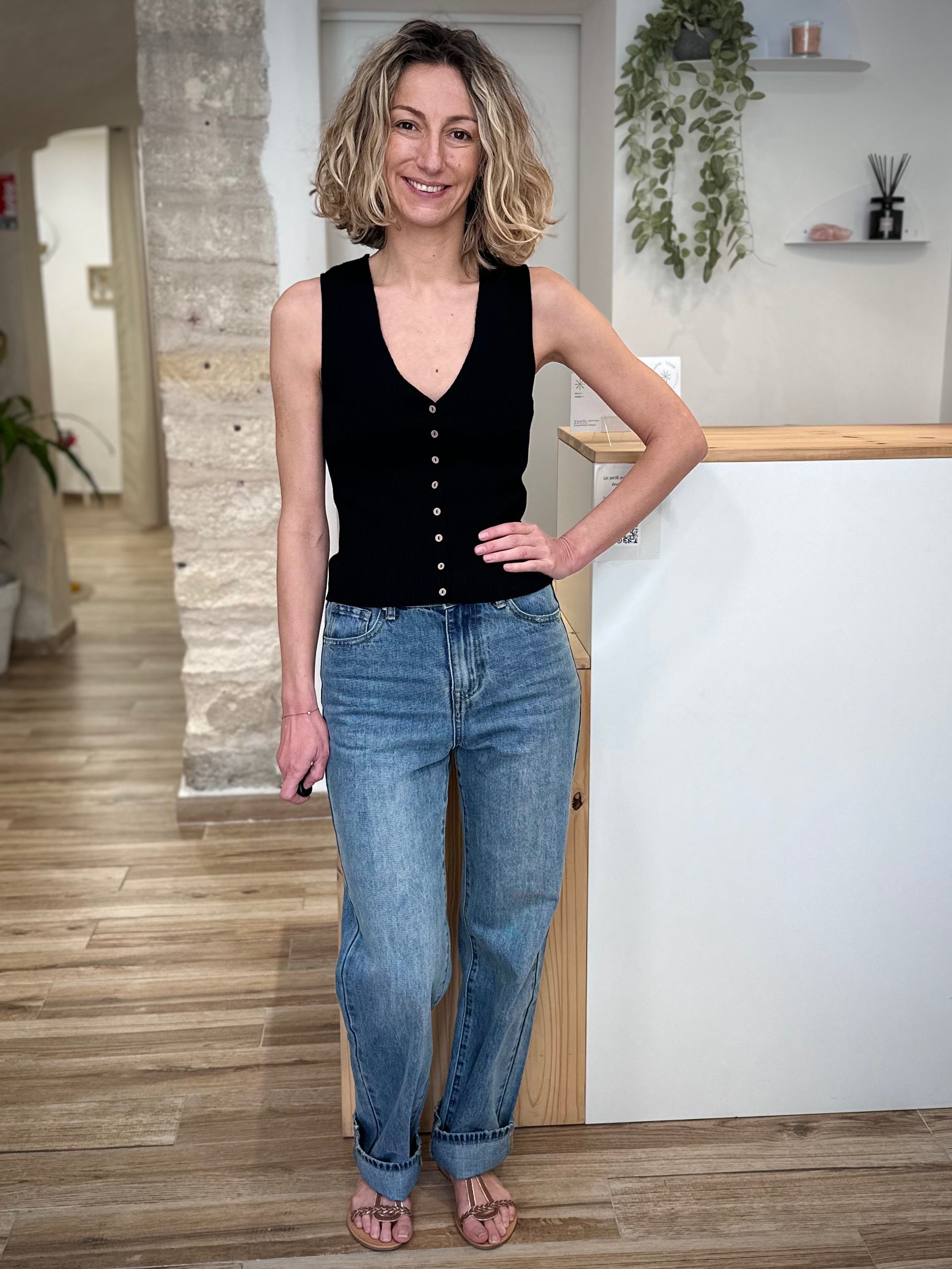 Look minimaliste femme top noir muse
