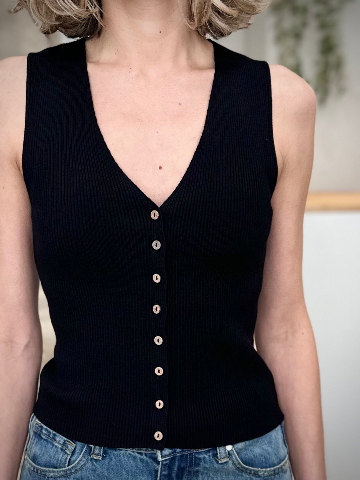 Détail boutons effet bois débardeur femme 