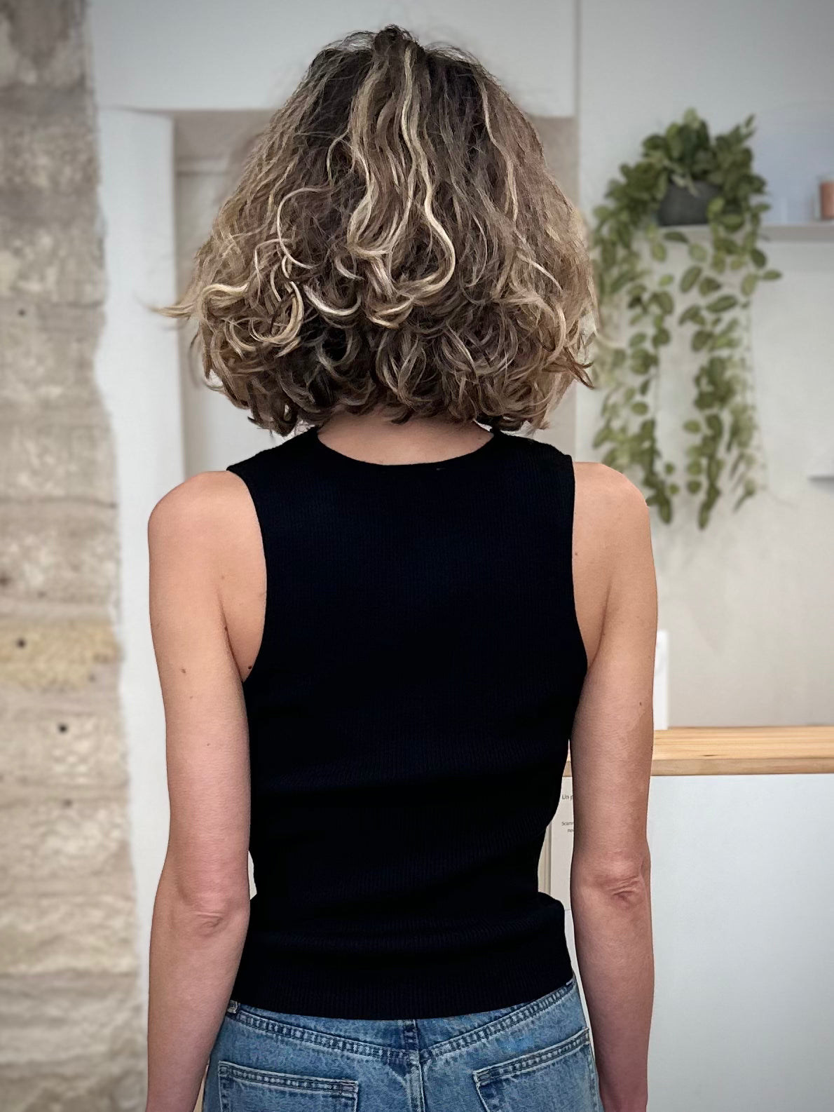 Débardeur noir femme coupe près du corps de dos