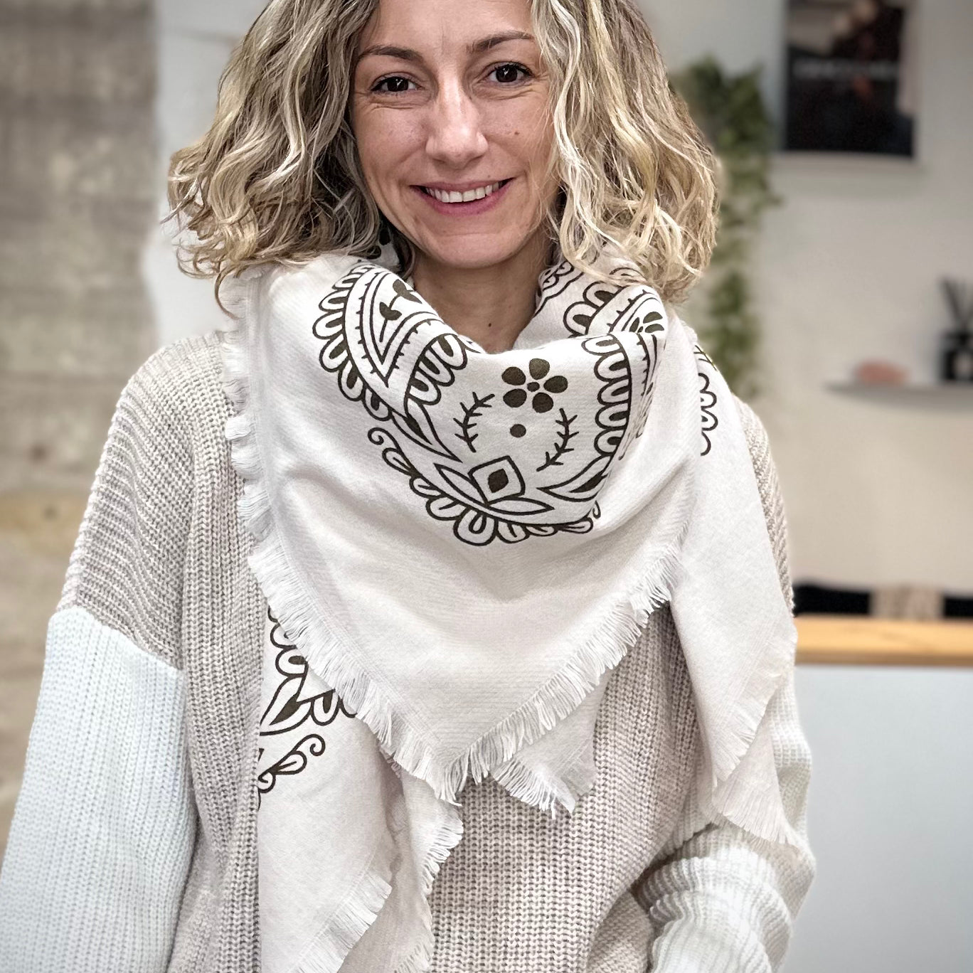 Echarpe femme crème motif bandana marron