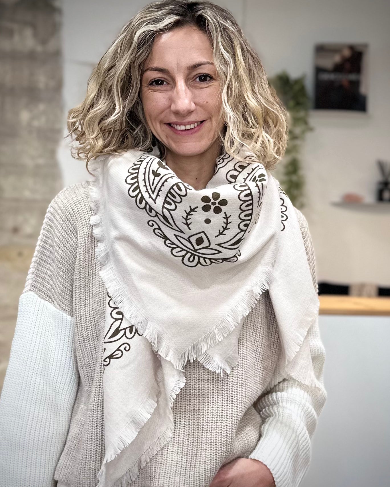 Echarpe femme crème motif bandana marron